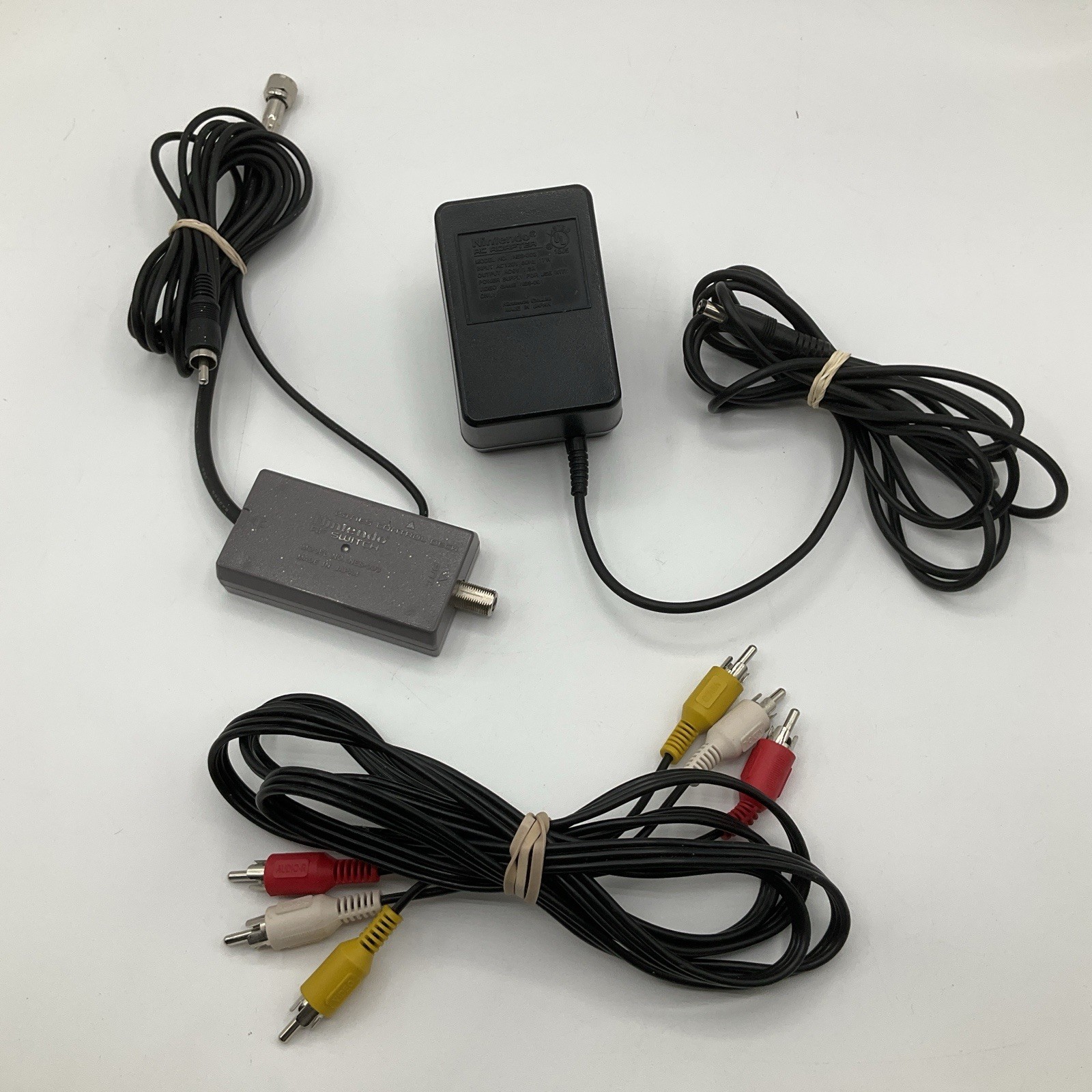 Nintendo NES Original Console Bundle Controller Cables & 2 Mario Games Tested
