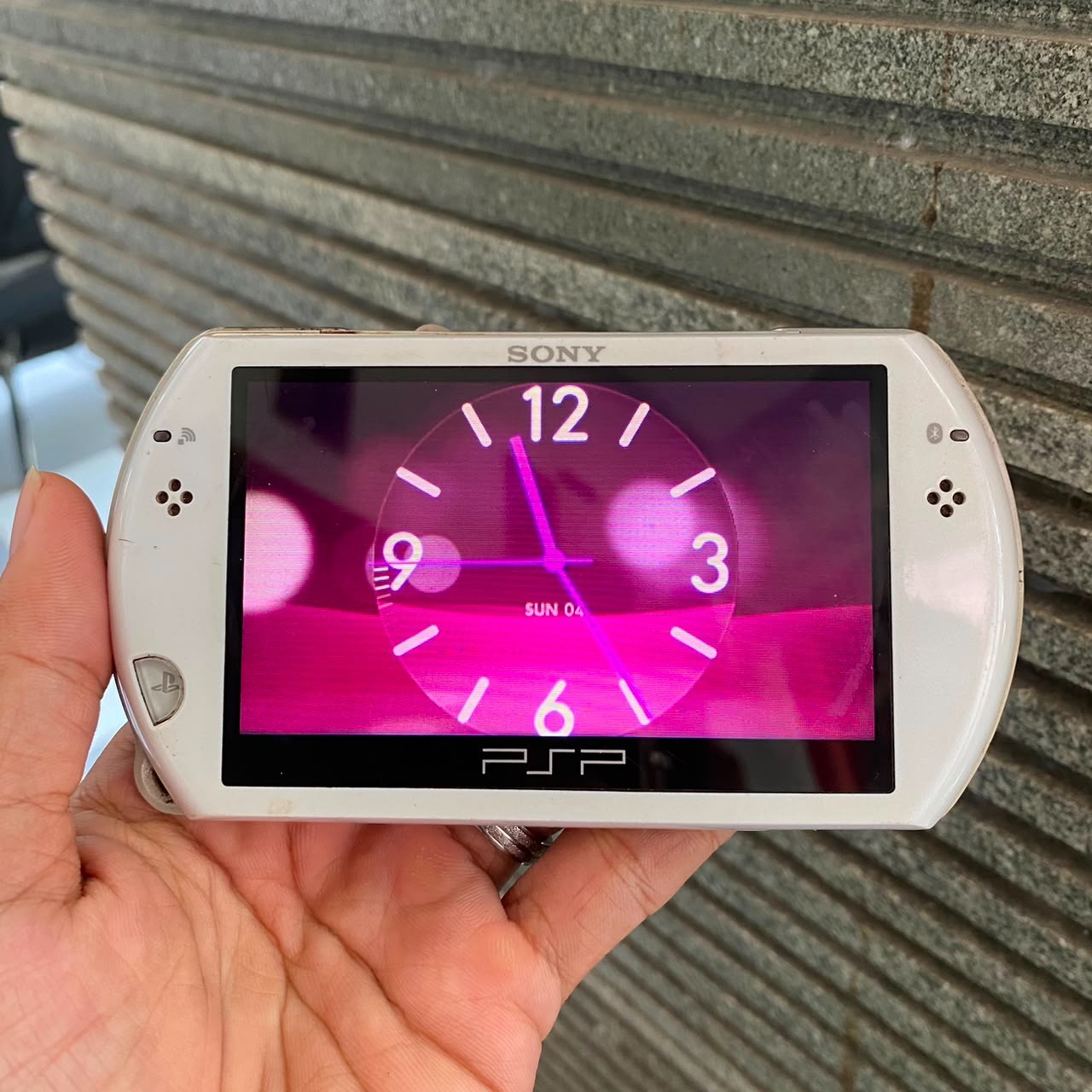 Pre-Owned Sony PSP GO White PSP-N1001 – See Photos Read Description!!
