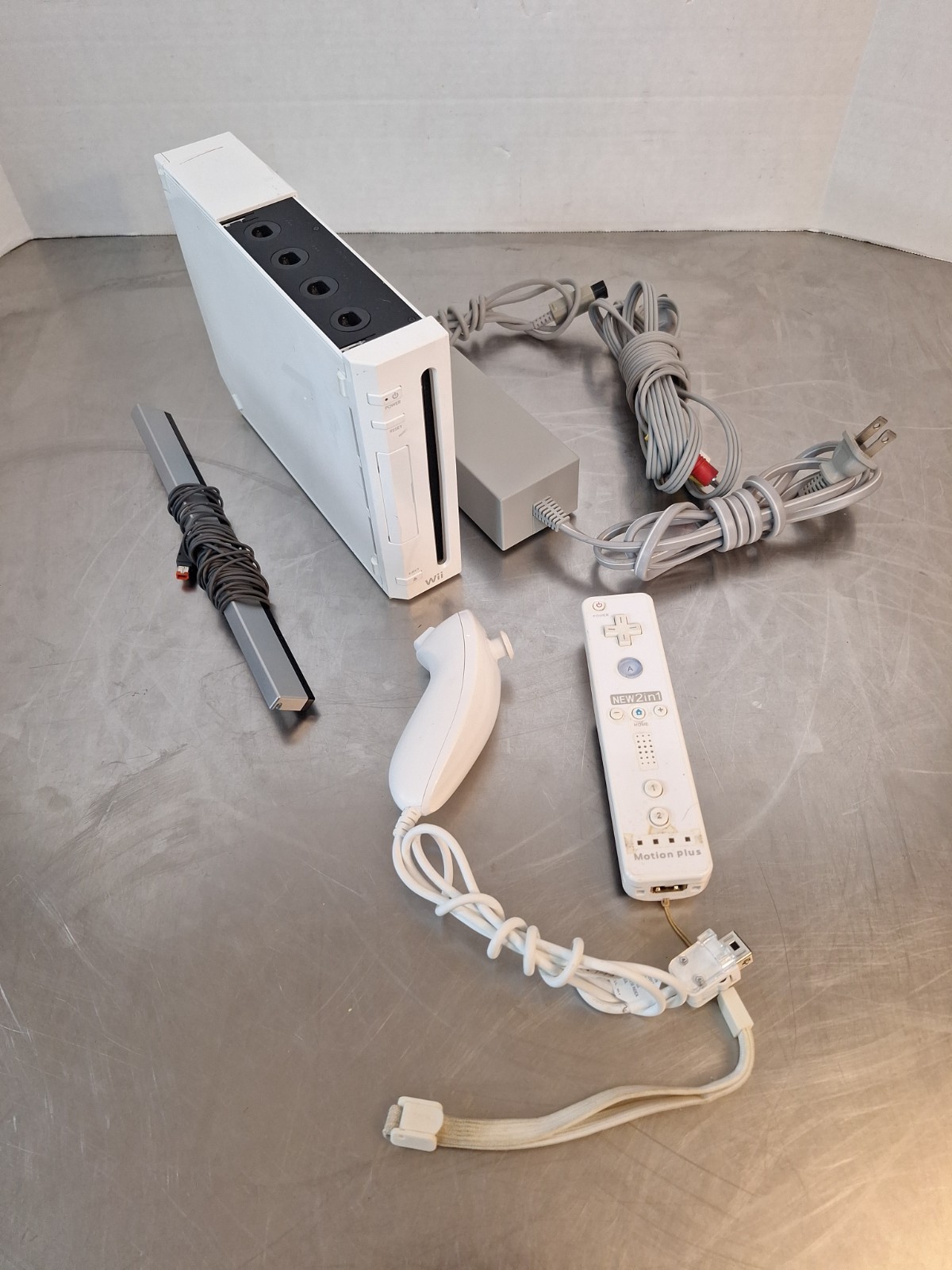 Nintendo Wii Game Console RVL-001 Bundle, USA Version, White