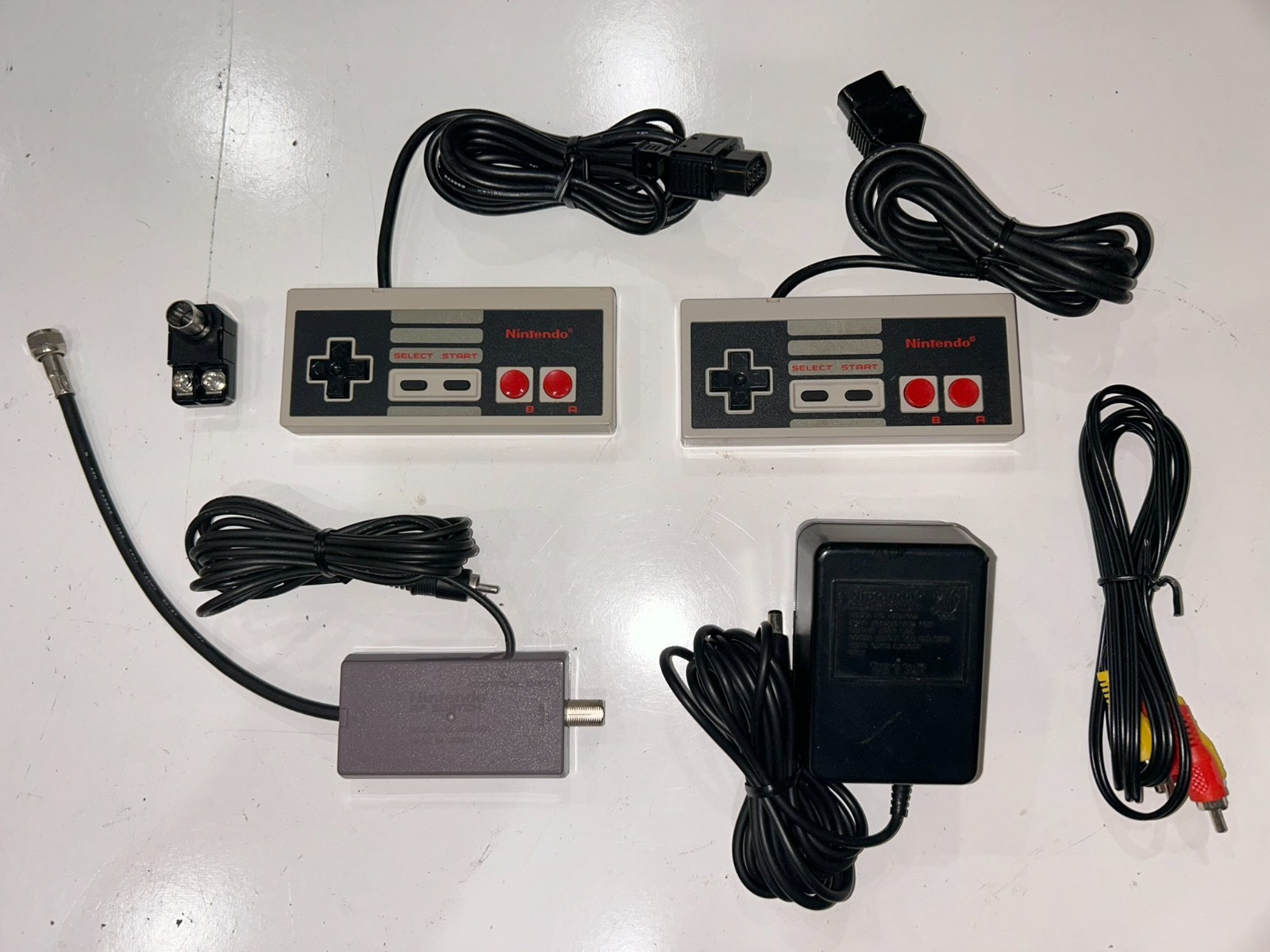Nintendo NES Action Set Console System Complete in Box (CIB) w Zapper Tested #1