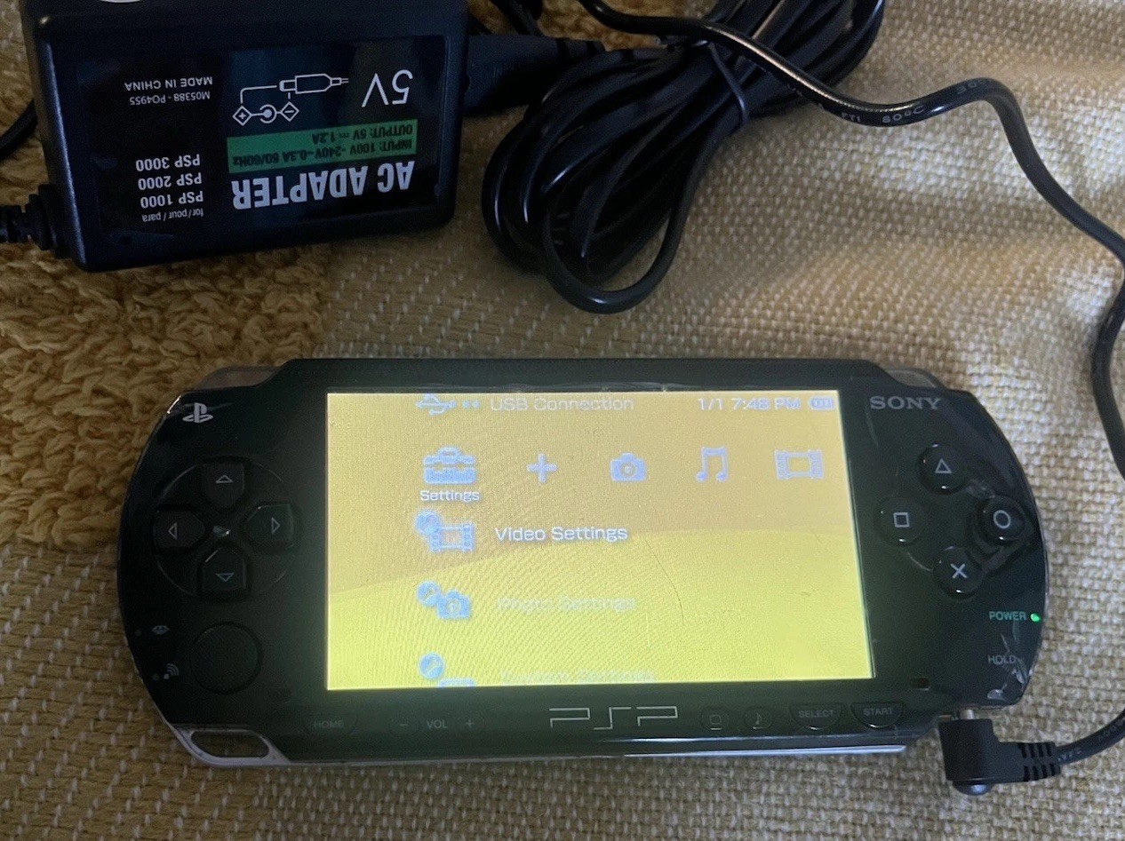 PSP 1000 – Works Including AC Adapter And Memory Stick