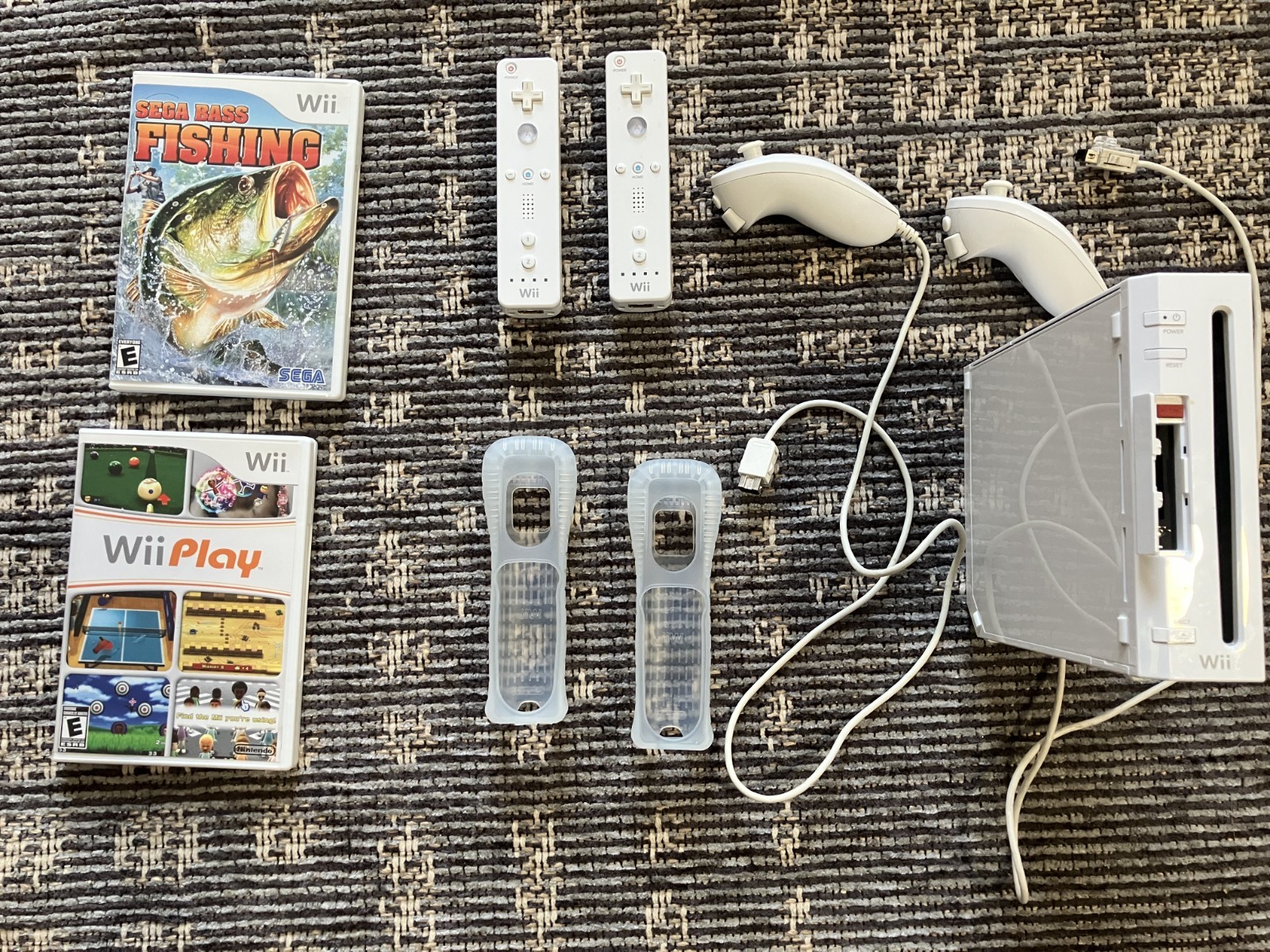 Nintendo Wii Game Console 2 GAMES ALL WIRES INCLUDED (NOT SHOWN IN PIC)