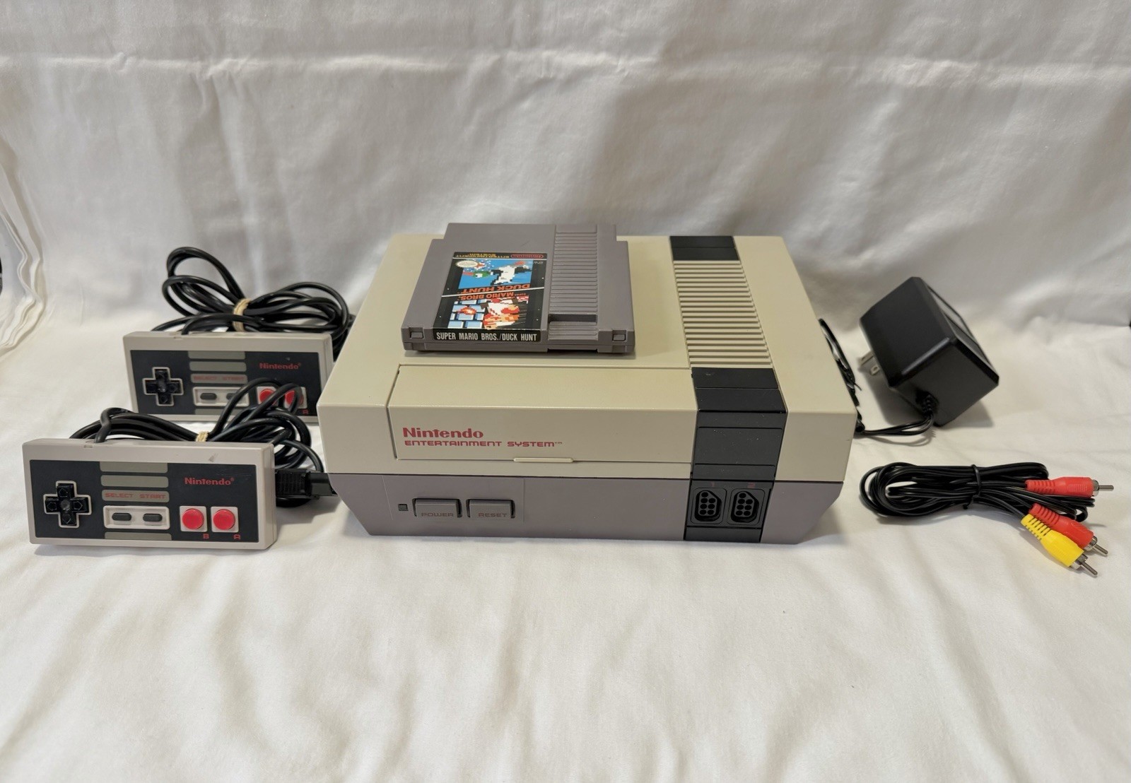 Nintendo Entertainment System NES-001 Console Bundle Cords Controllers Game