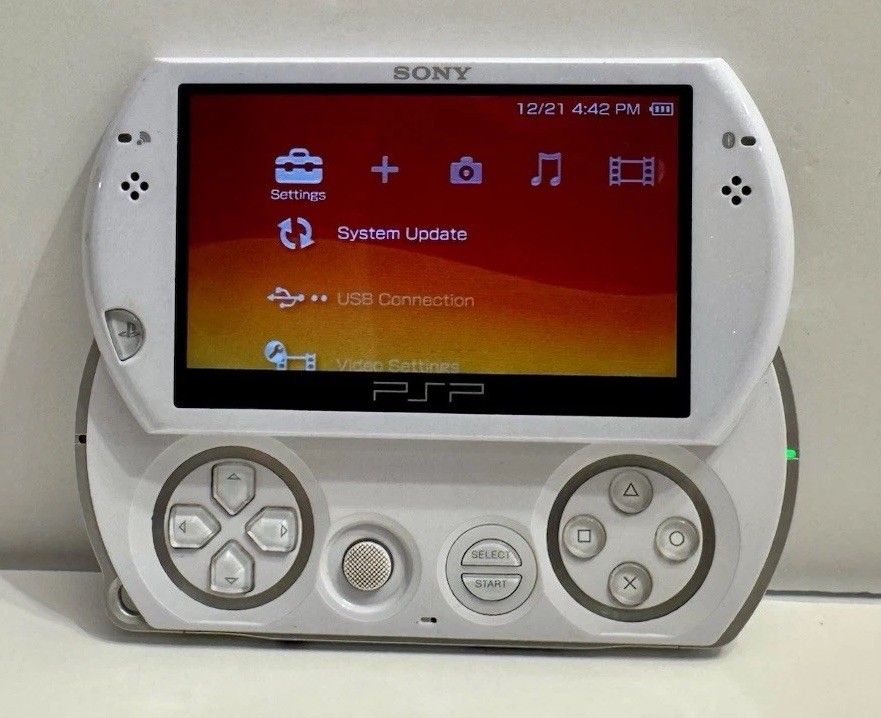 Sony PSP Go Pearl White PSP-N1001 with Charger