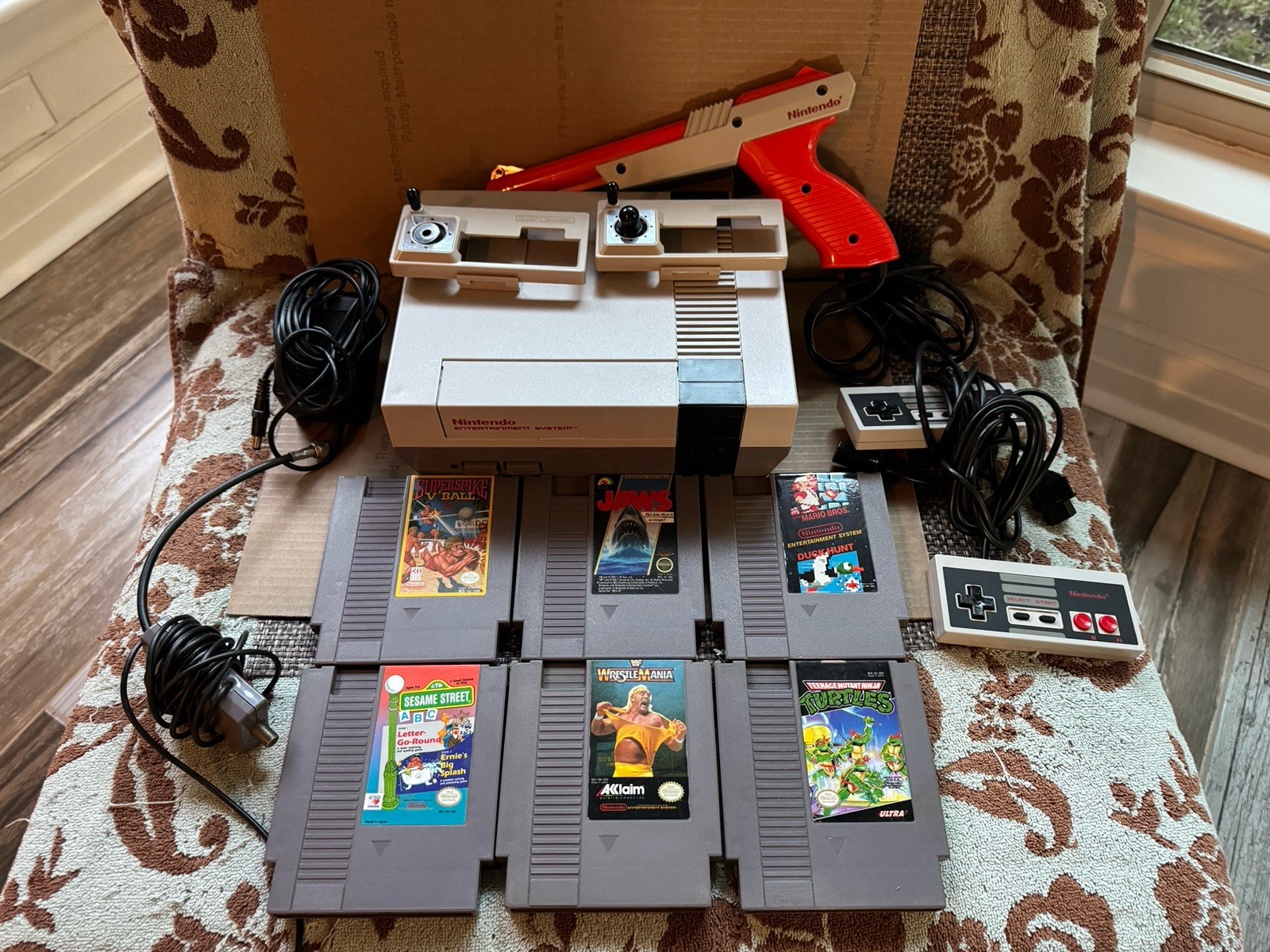 Nintendo NES Console Bundle Lot w/ Zapper, 2 Controllers, 6 Games & Cables