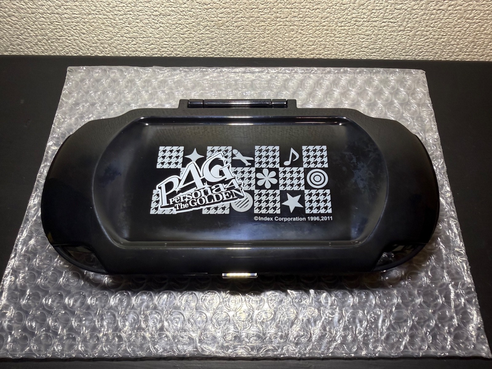【Good condition】　PS Vita Persona 4 Hard Pouch Face Cover Decoration Seal