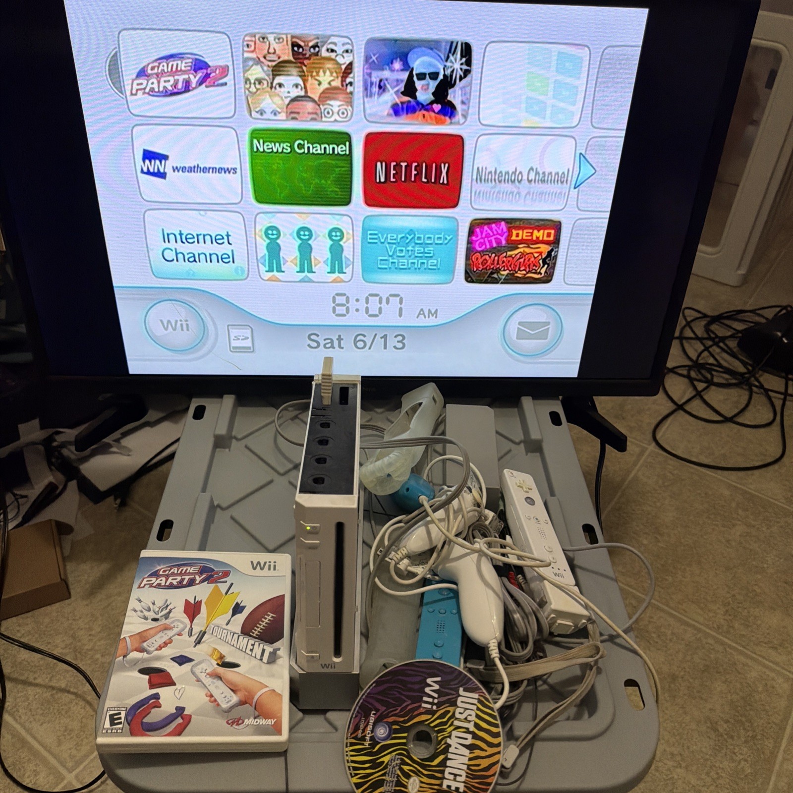 Nintendo Wii RVL-001 Console Bundle 2 Controllers Nunchuck Games