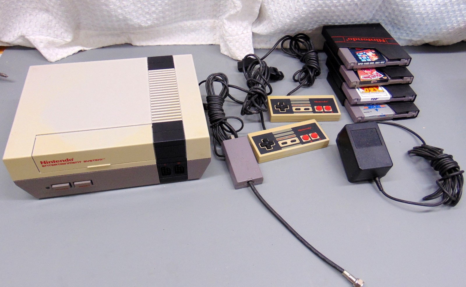 Nintendo NES-001 Console Bundle W/ Super Mario, Top Gun, Roger Rabbit, 720deg