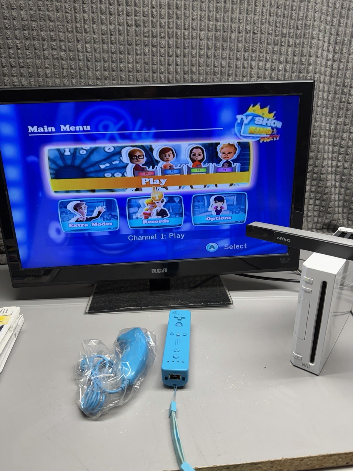 Nintendo Wii Game Console RVL-001 Bundle, White , 2 Controllers 2 Games HDMI Adp