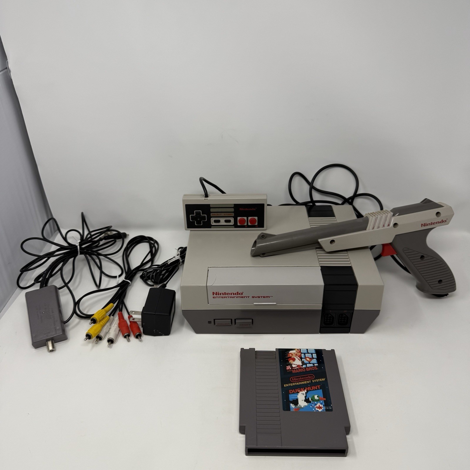 1985 Nintendo NES-001 Console Bundle Controller Zapper Game Cords Tested Works