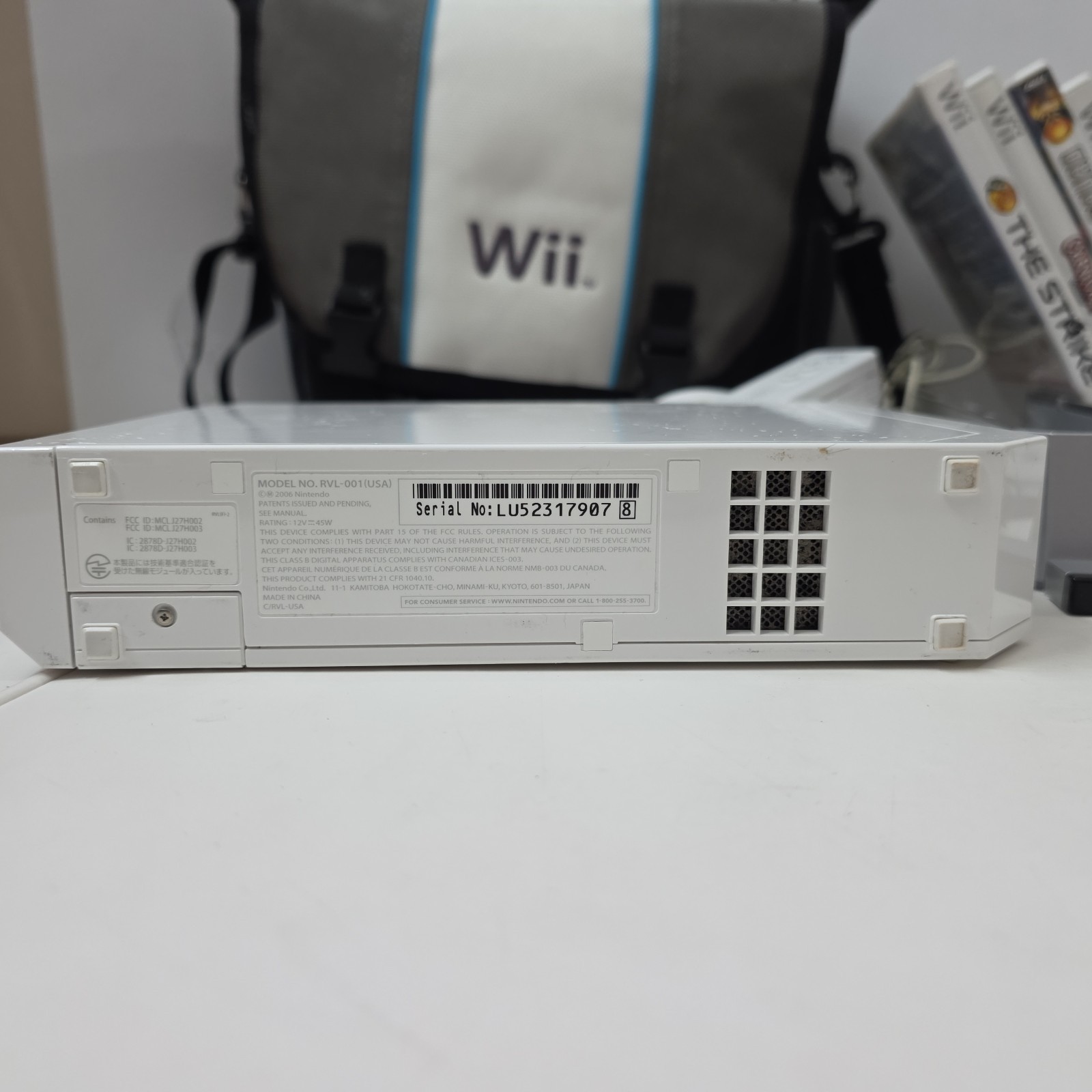 Nintendo Wii Console Bundle White RVL-001 Controllers Games Carrying Case