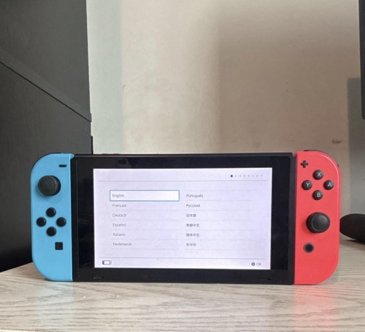 Nintendo Switch Console 32GB 720p Wi-Fi USB-C w/ Neon Red/Blue Joy-Con