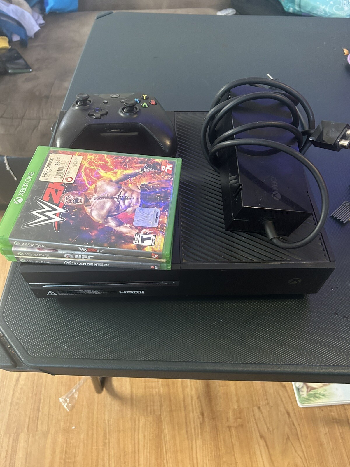 Microsoft Xbox One 500GB Black Console Bundle With 1 Controller & 3 Games