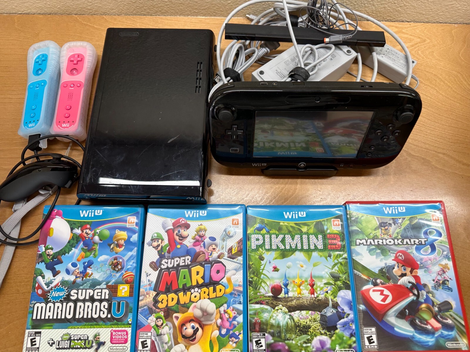 Nintendo Wii U 32GB Black Deluxe Console Whole Package and 4 Games