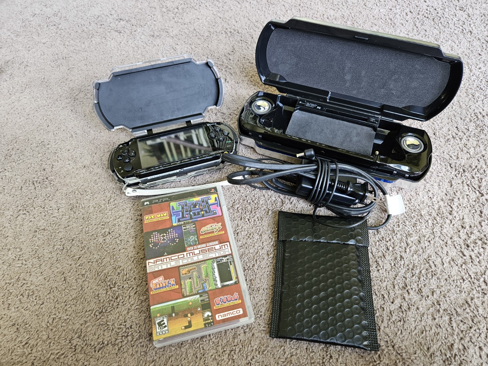PSP 1001 with Case, Speaker Case, 32 MB Card, Charger, 2 Games, 1 Movie. Tested
