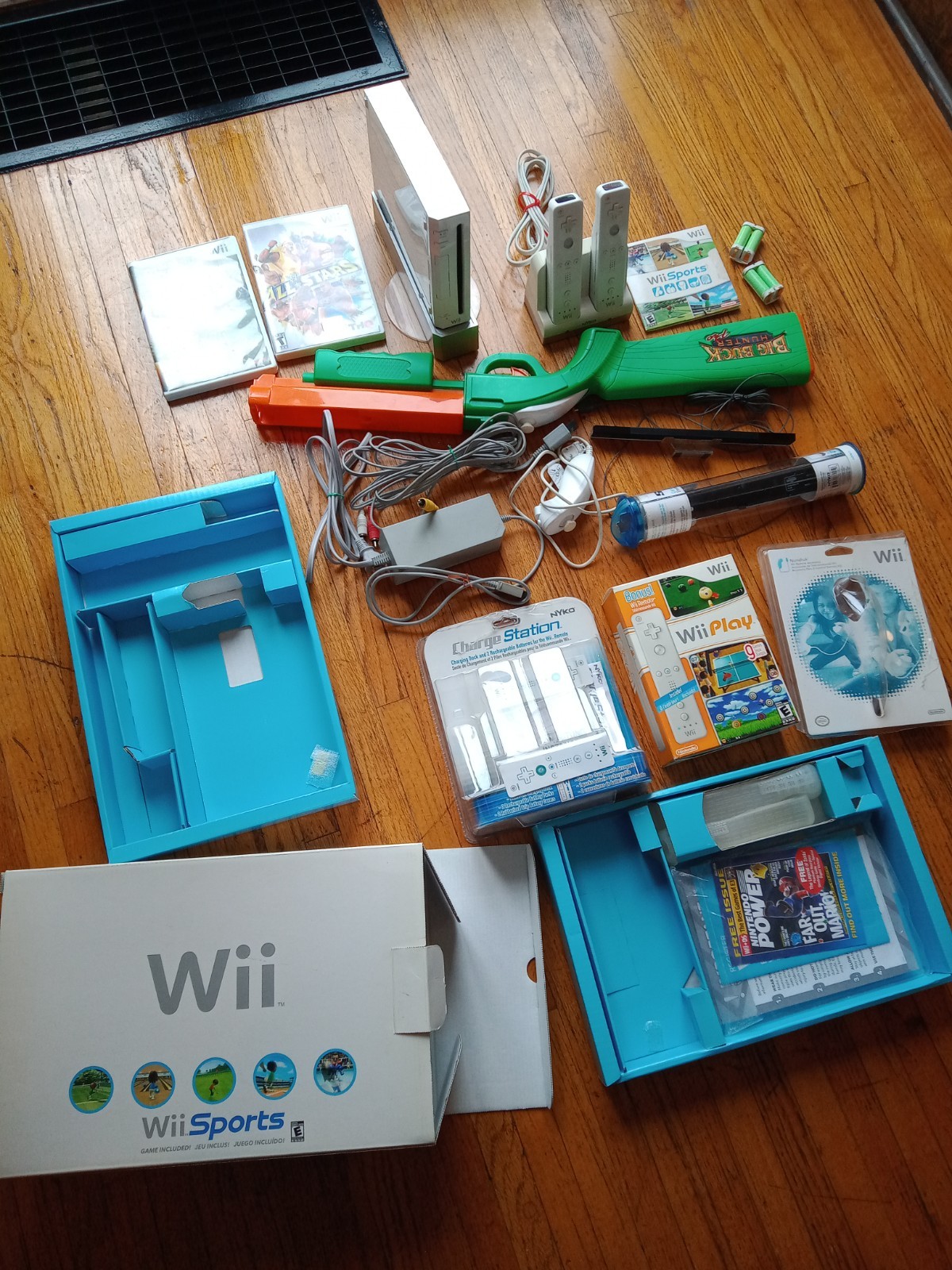 nintendo wii console bundle 2 controllers 2 nunchucks 2 games box WII sports