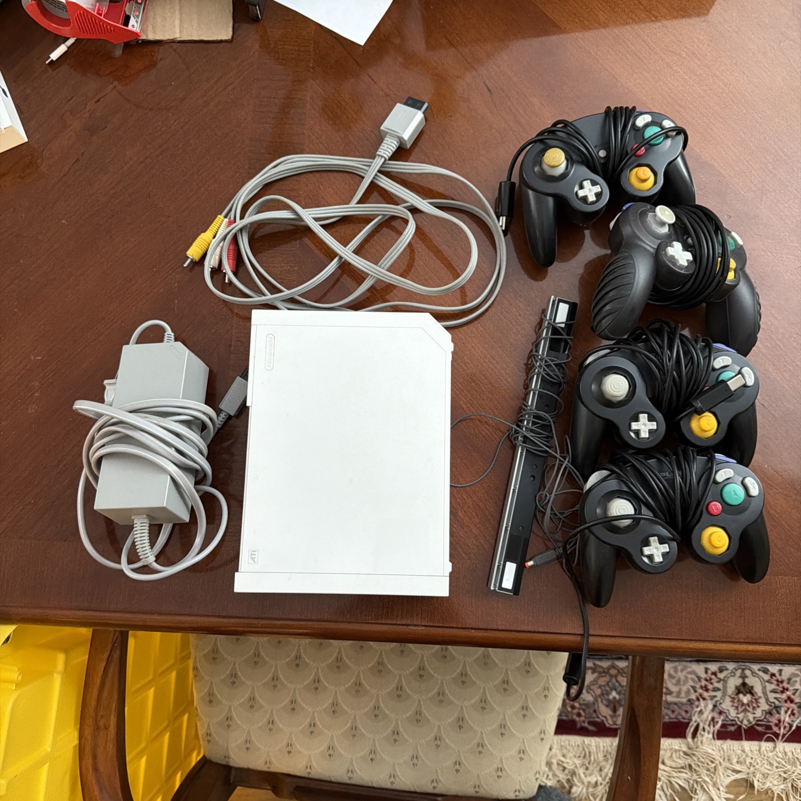 NINTENDO WII CONSOLE 4 CONTROLLERS no Wii controllers.