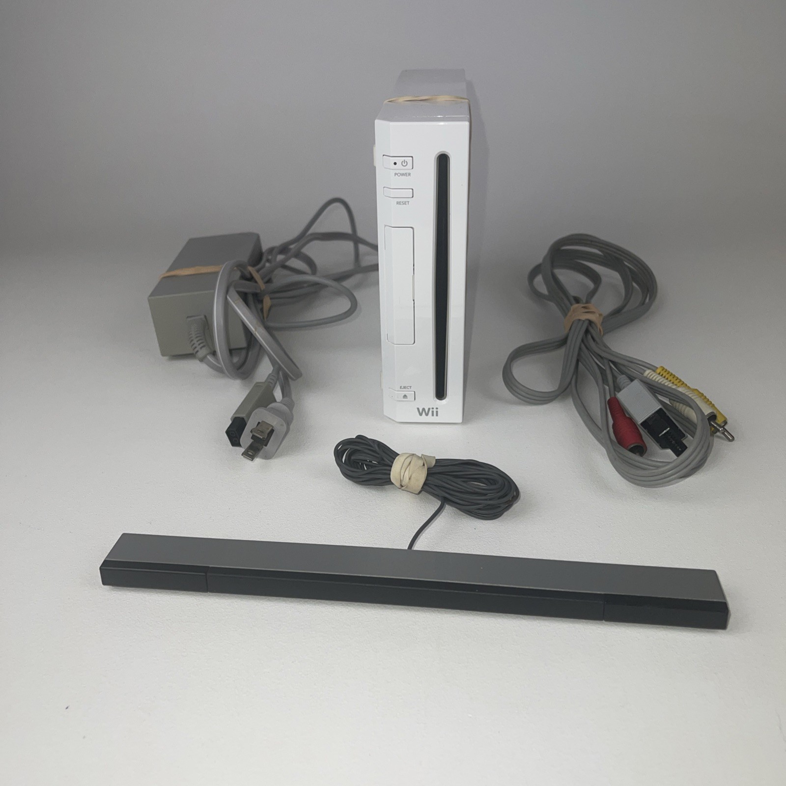 Nintendo Wii Console RVL-001 complete & tested. Plus 4 games. Games on last pic