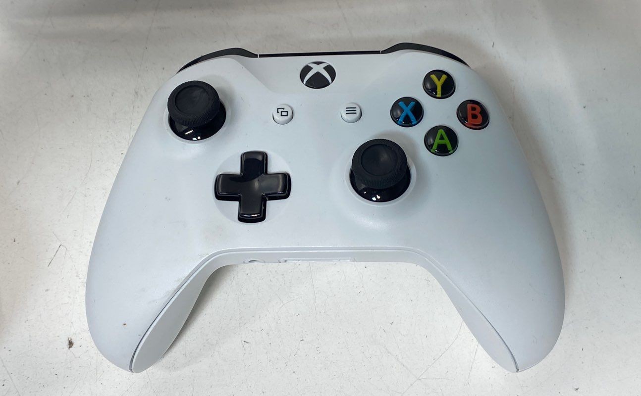 Microsoft Xbox One Console 1540 Kinect White Controller Bundle For Parts