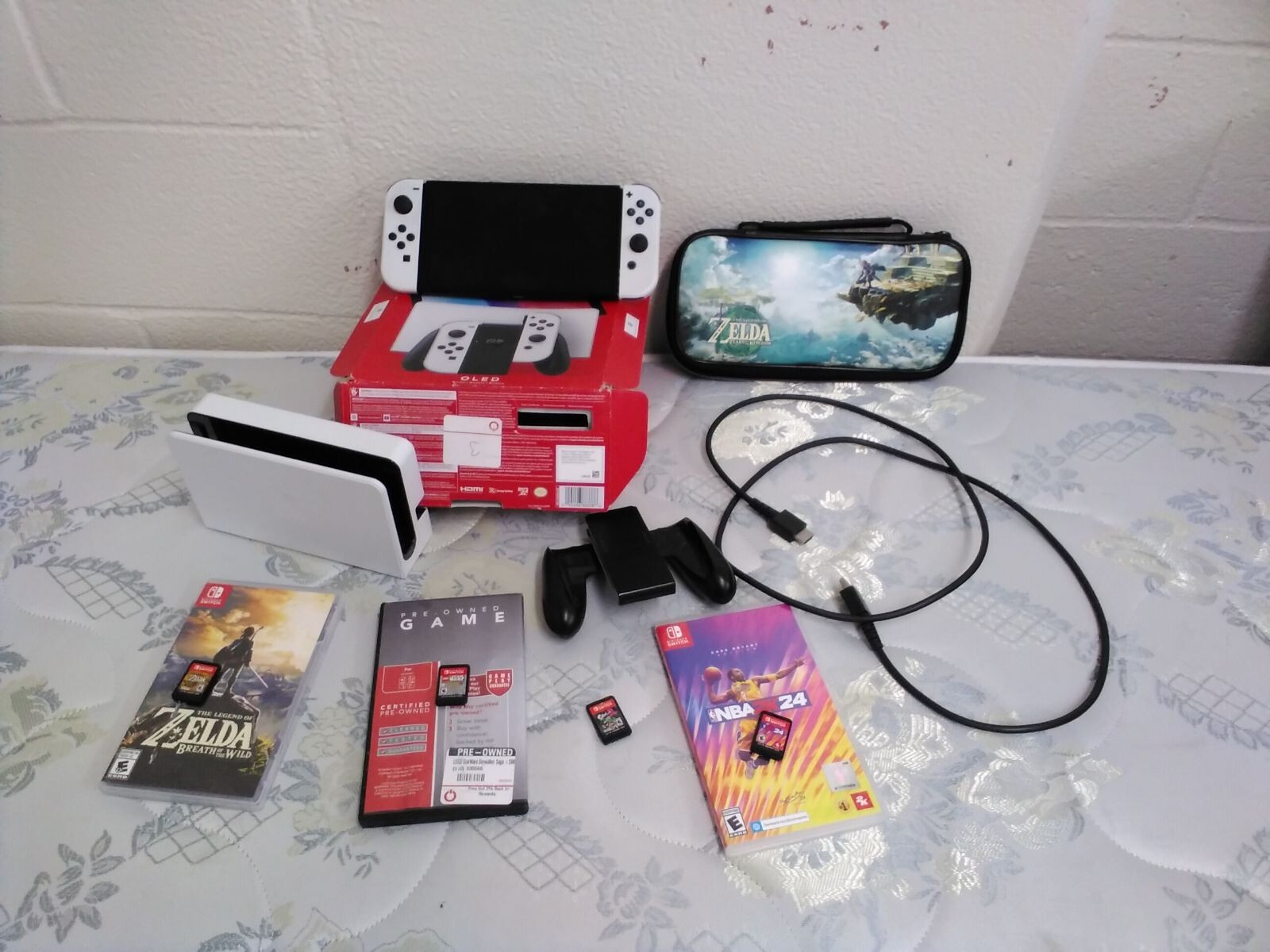 Nintendo Switch OLED Model – 64GB/White bundle, with a zelda case and 9 games