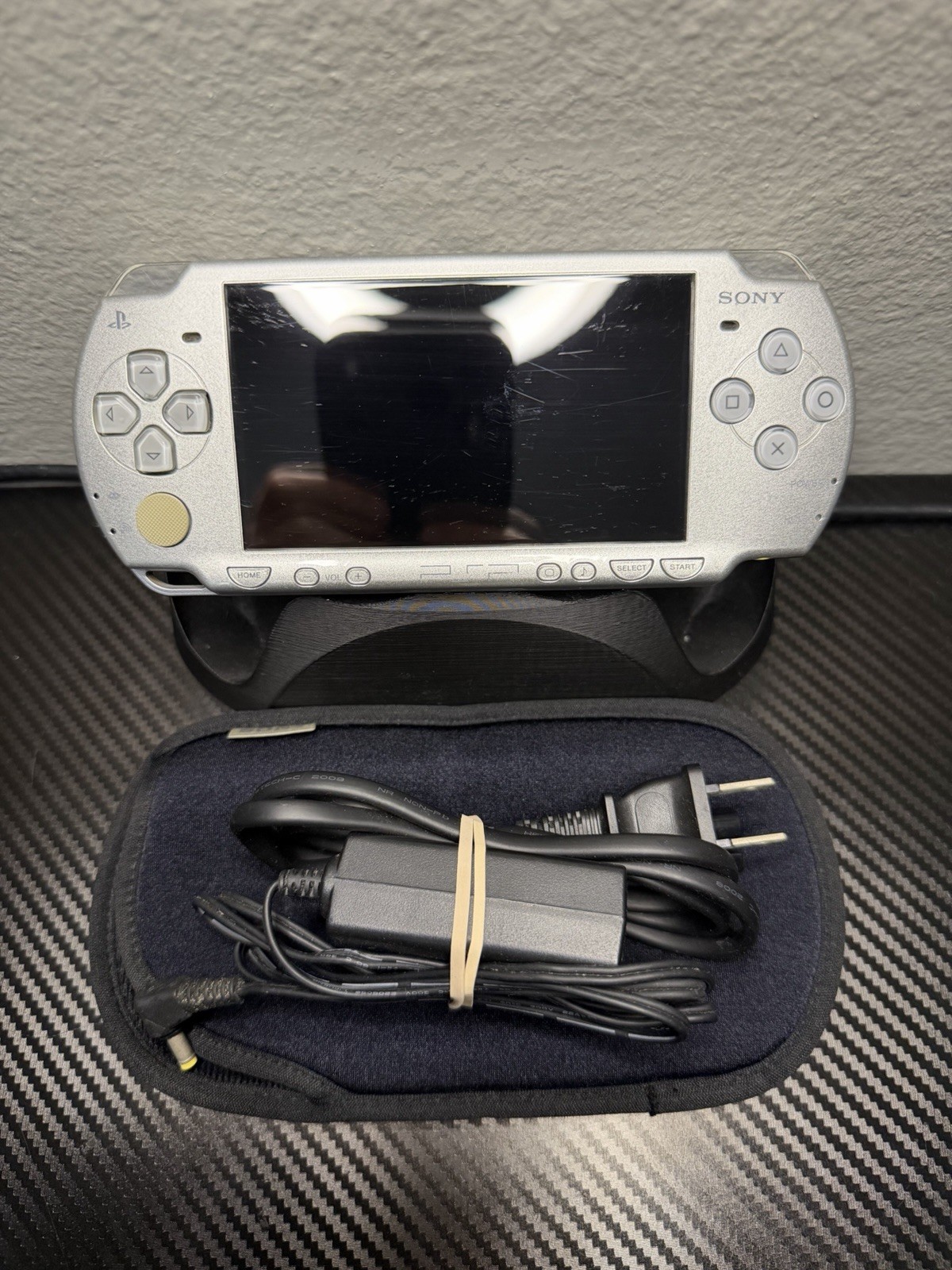 PSP 2000 Ice Silver Bundle – Custom Firmware – Case Charger 1GB Memory Stick