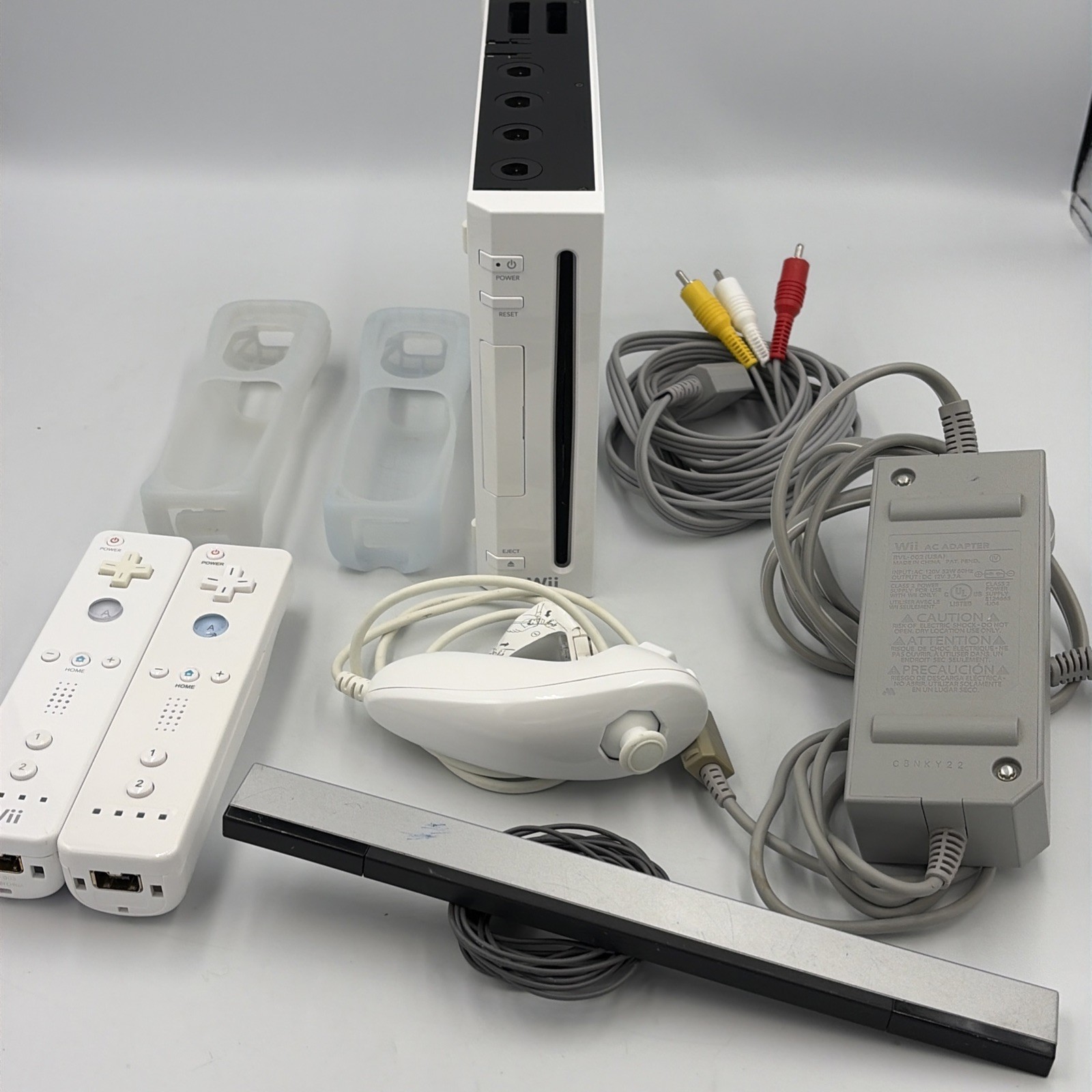 Nintendo Wii RVL-001 White Console Bundle – 512MB – Includes 2 Controllers