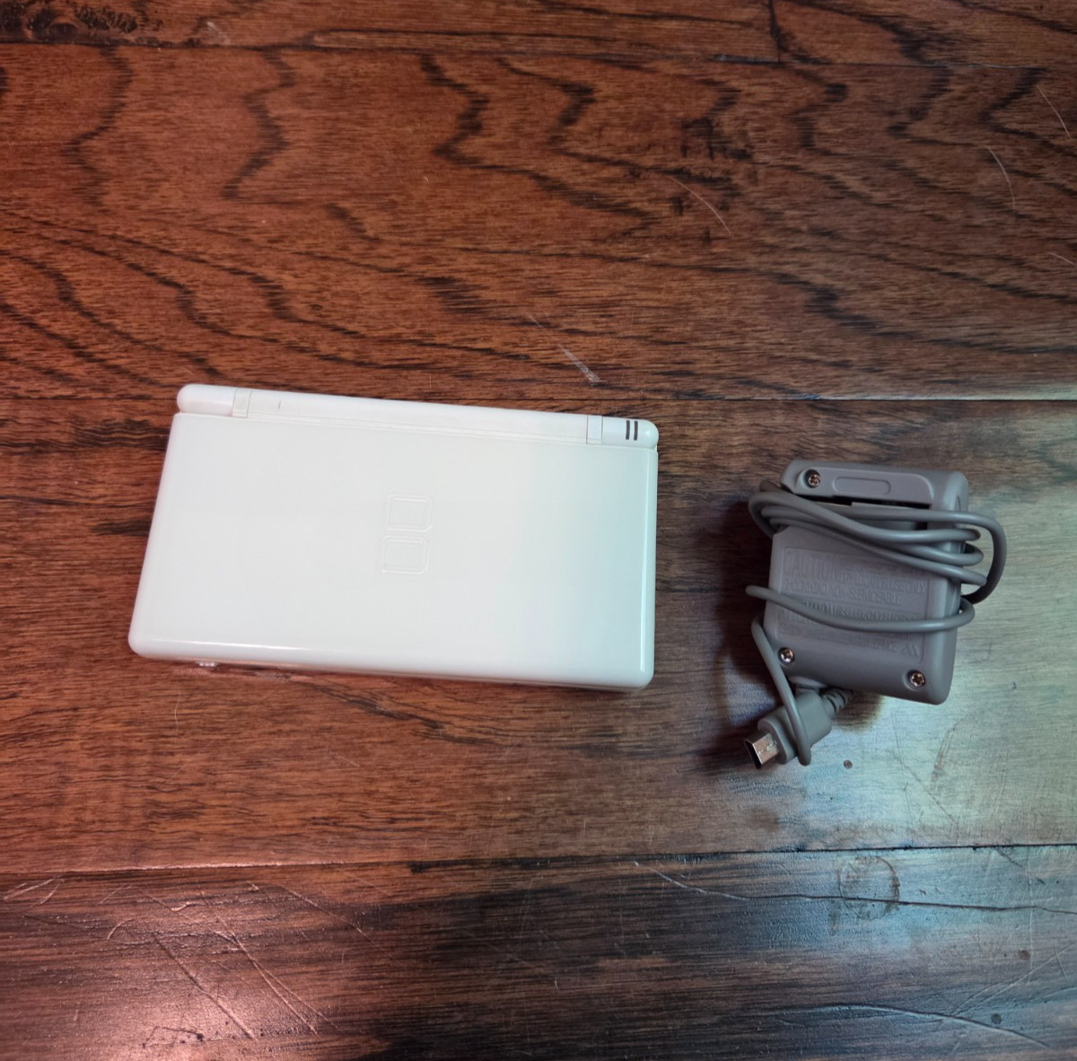 Nintendo DS Lite Handheld System Polar White Works With charger and stylus