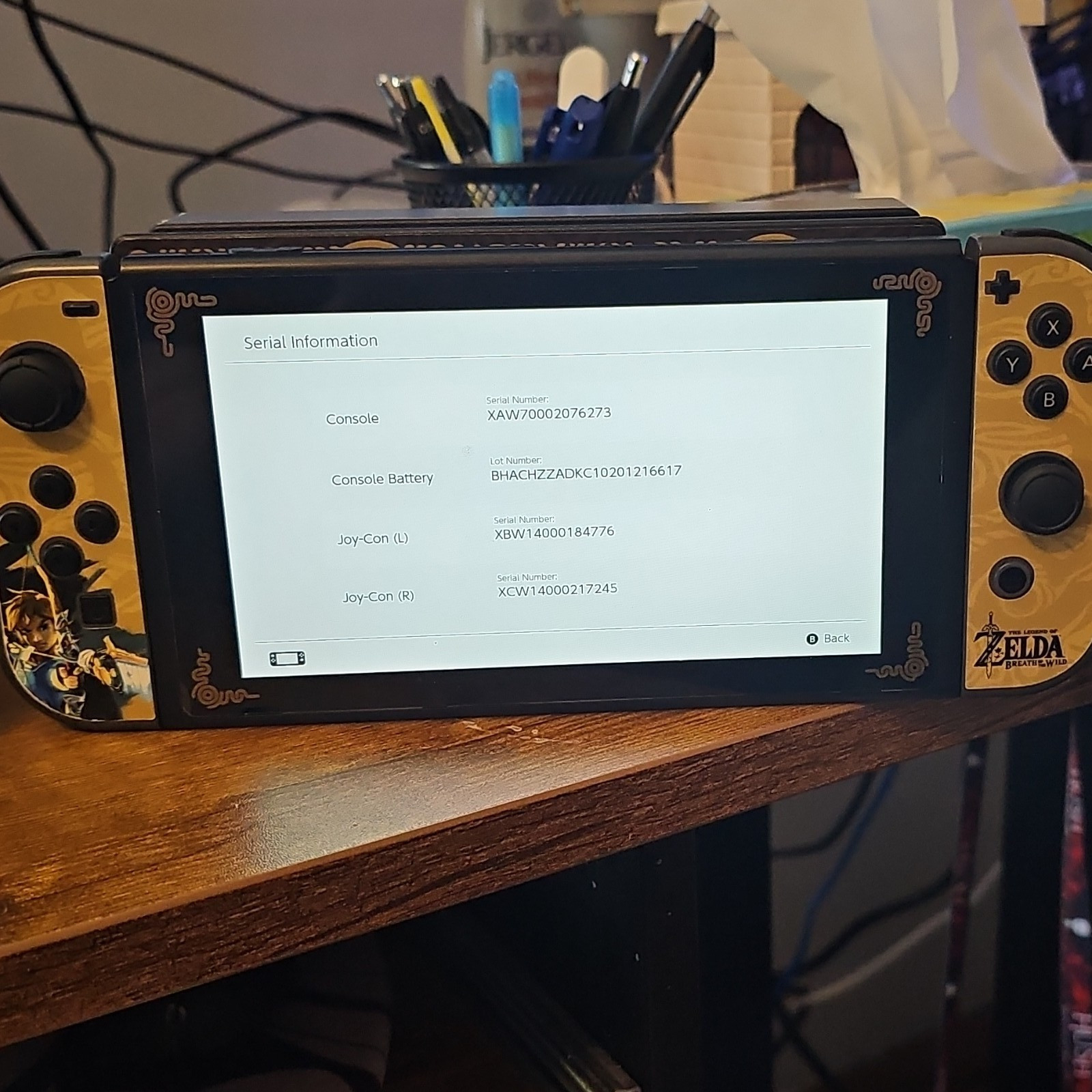 ​Nintendo Switch V1 Console Bundle XAW7000 – Low Use – 5 Games & Zelda Case
