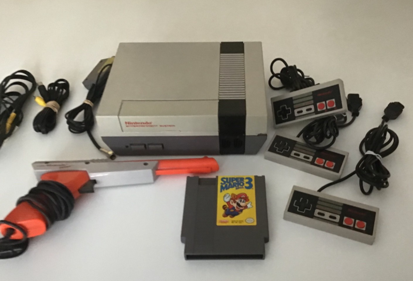 Original Nintendo NES Console NES-001 3 Controllers, Zapper, SUPER MARIO 3 1985