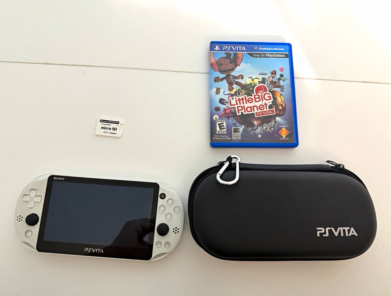 Sony PS Vita PCH-2000 White Handheld w/ Case + 1 Game + Memory Card
