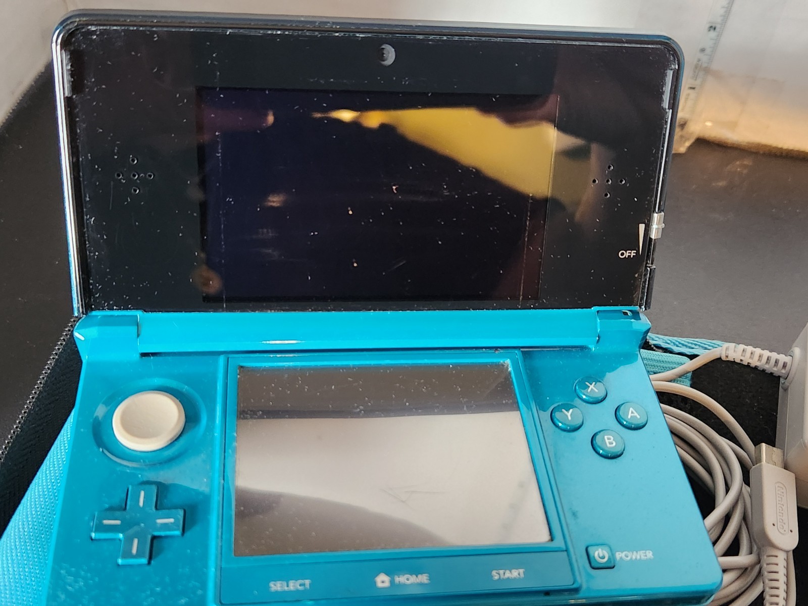 2011 Nintendo Aqua 3DS Console CTR-S-USZ-C0 Original Charger, Stylus 4 Games Cas