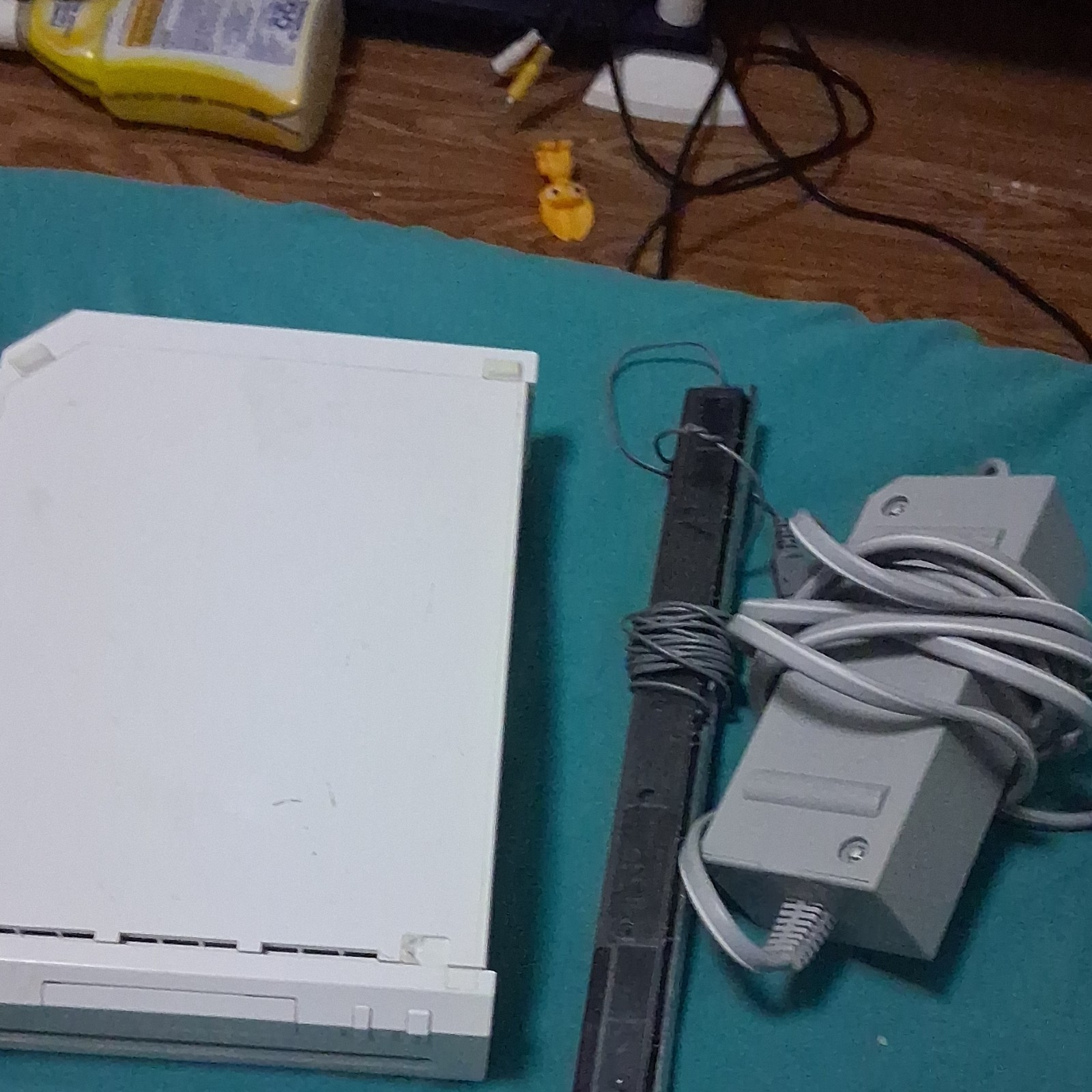Nintendo Wii Console White with Sensor Bar, Power Adapter, Motion Control