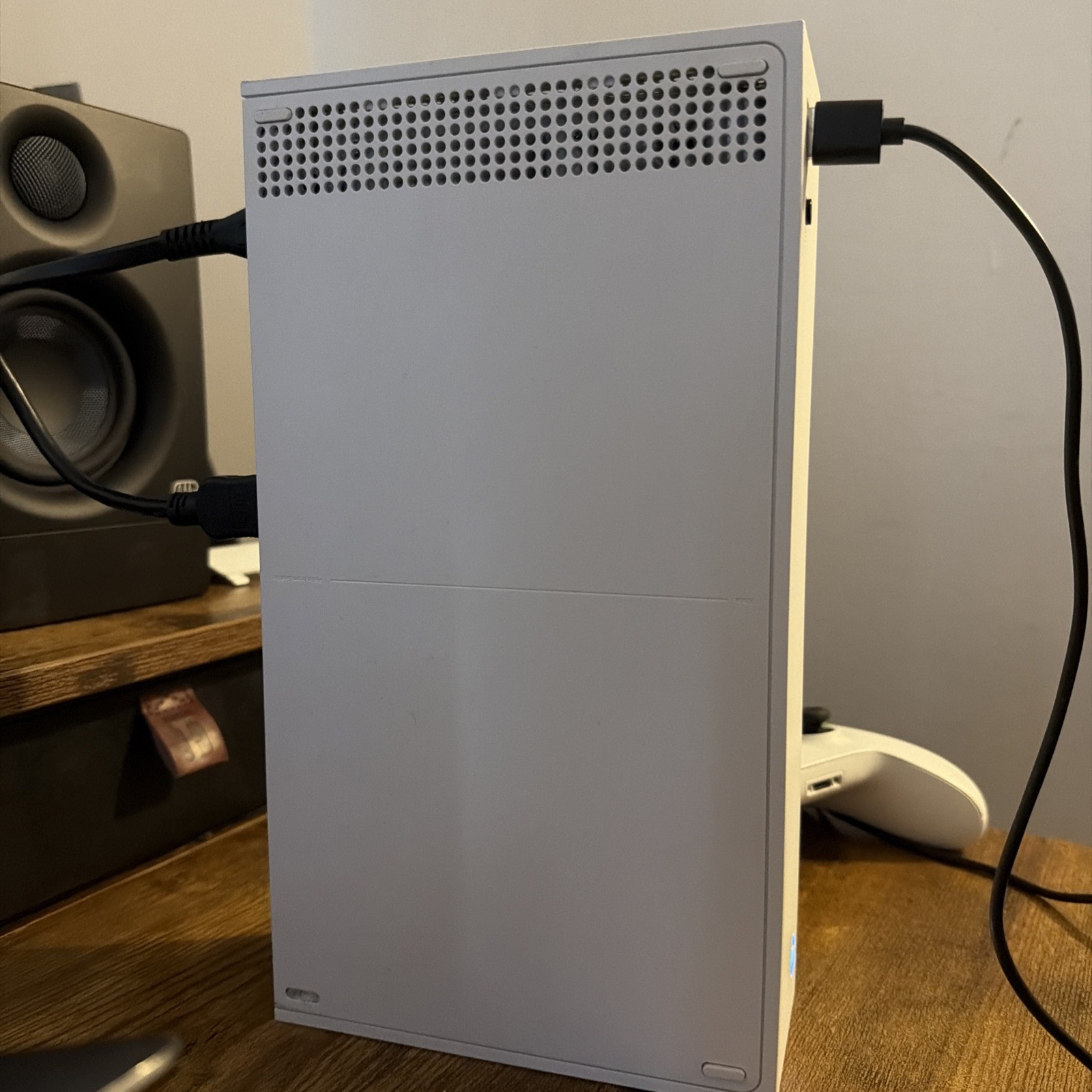 Microsoft Xbox Series S – White, 512GB, White Controller & Rechargeable Battery