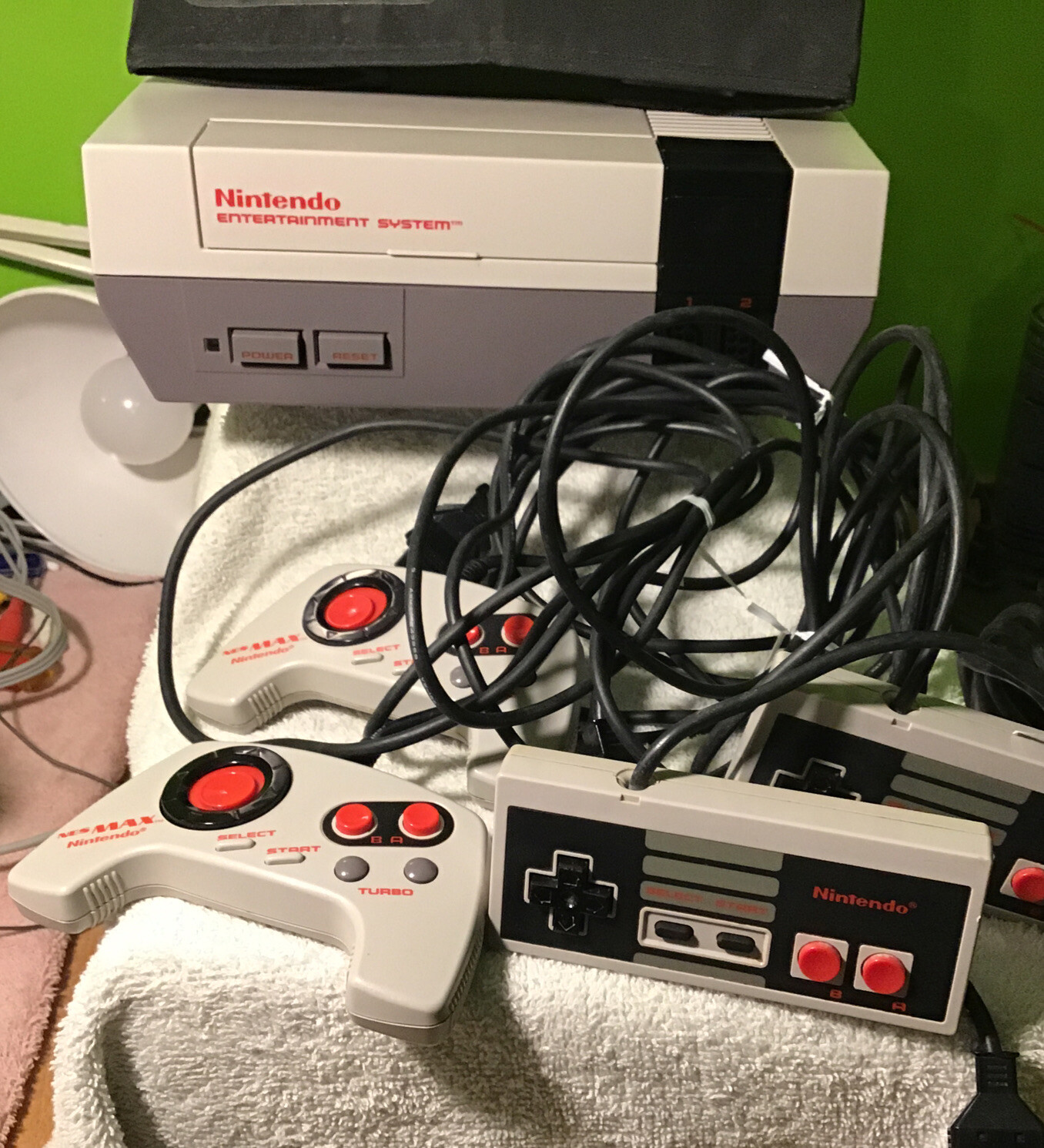 Nintendo NES Console 4 Controllers 2 Zappers Mario 3 Super Mario Bro Duck Hunt