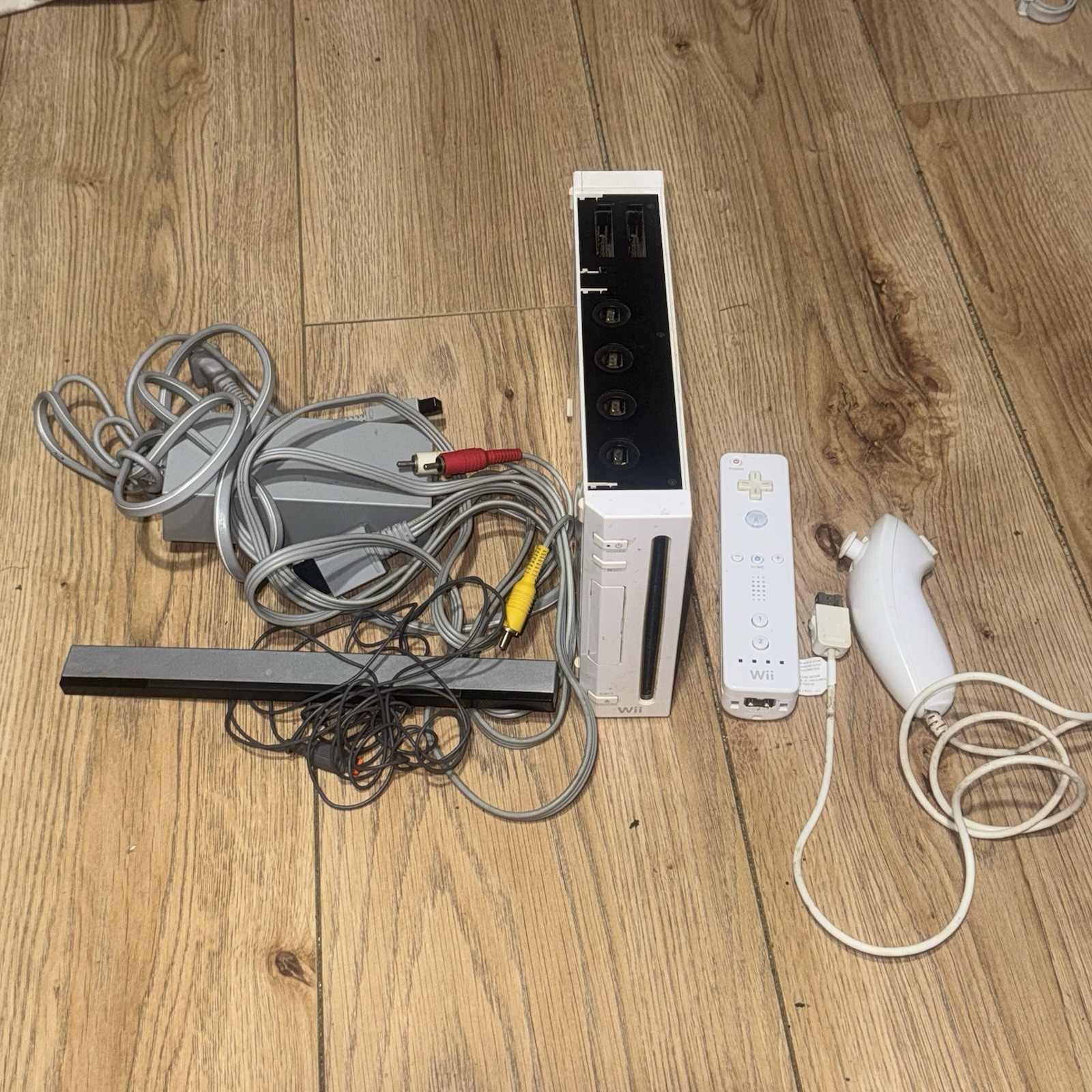 Nintendo Wii Console Bundle (White) RVL-001-GameCube Compatible-Tested & Working