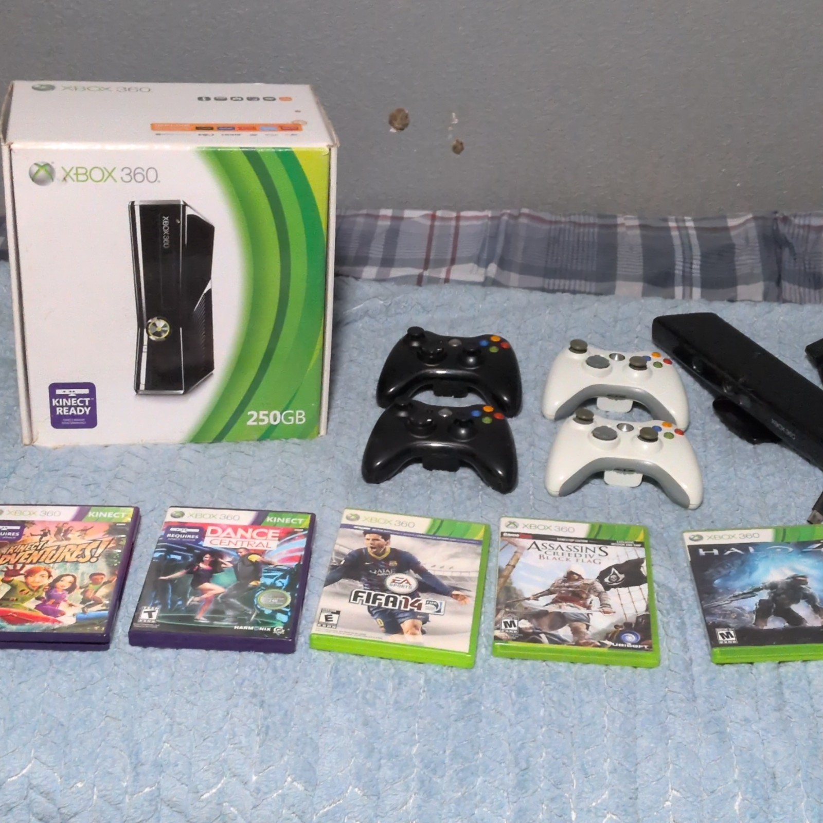 Microsoft Xbox 360 S 250GB Bundle (CiB)