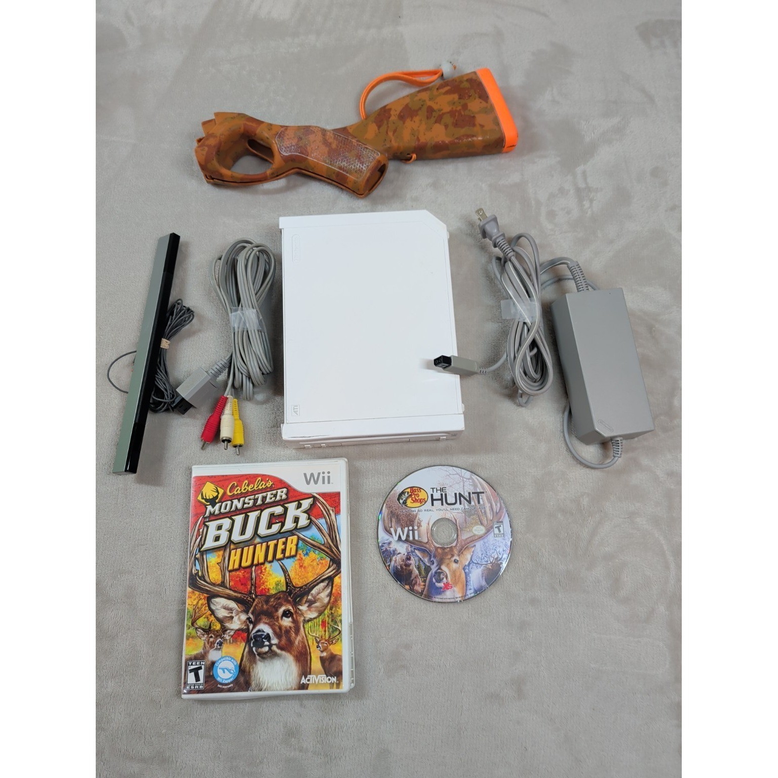 Nintendo Wii RVL-001 Console Bundle White GameCube Ports Hunting Game Rifle Camo