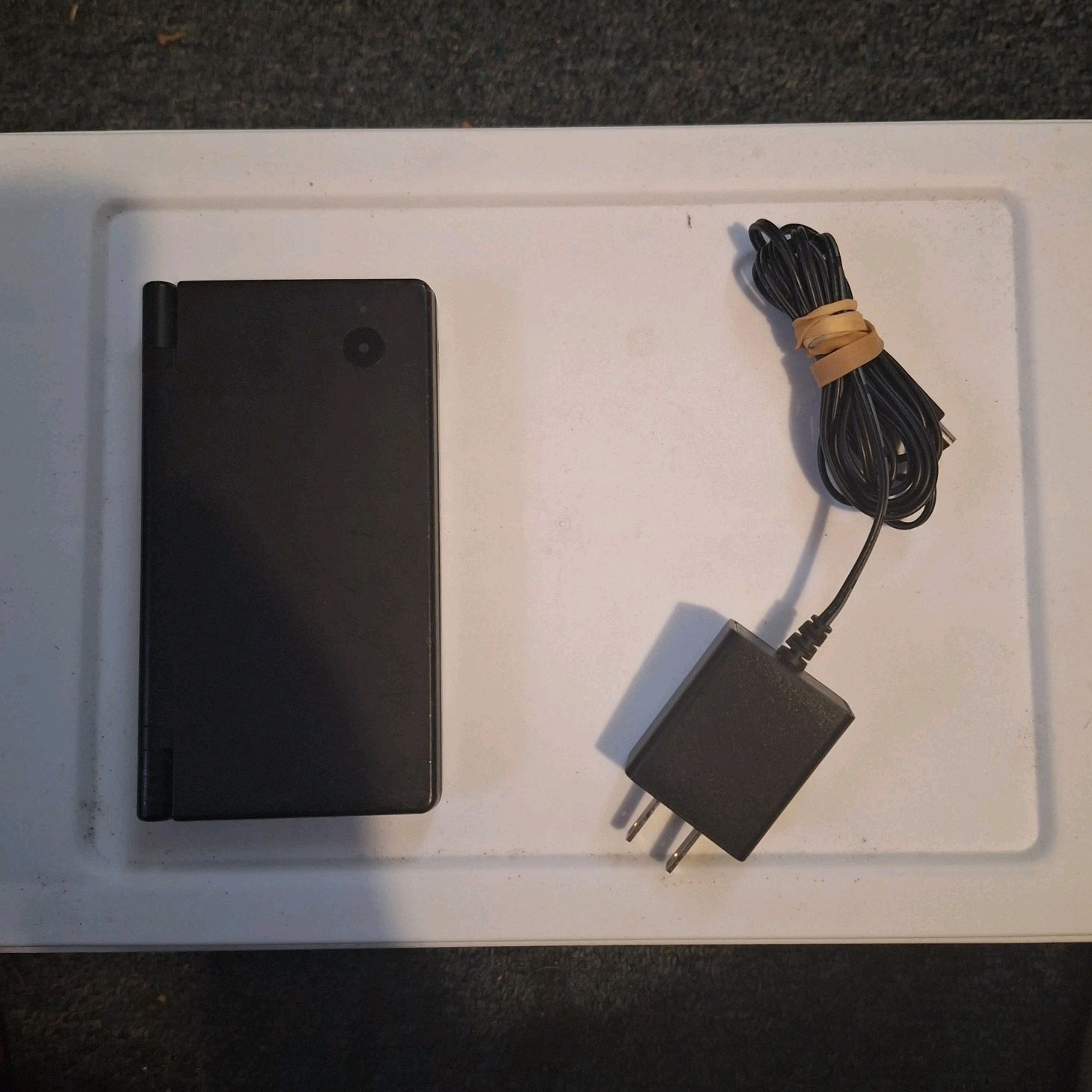 Nintendo DSi Black Handheld Console Built-In Camera 256MB NTSC-U/C w/Charger
