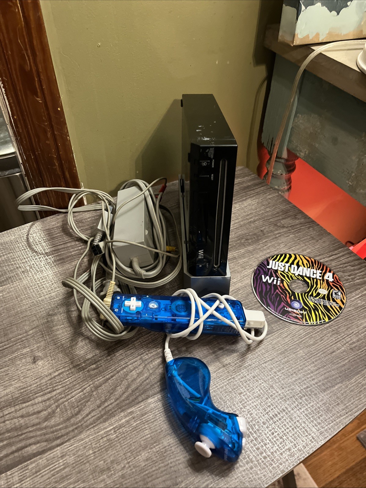 Nintendo Wii Black Console 1 Game Hook UPS 1 Controller NO SENSOR BAR Tested