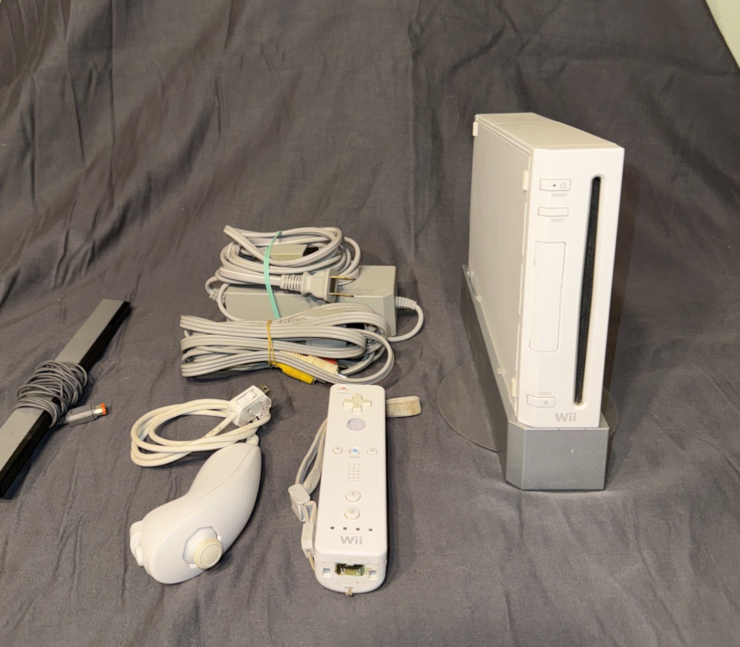 Nintendo Wii Bundle FREE Games, Power Cable, Controller , Nunchuck, Sensor & SD