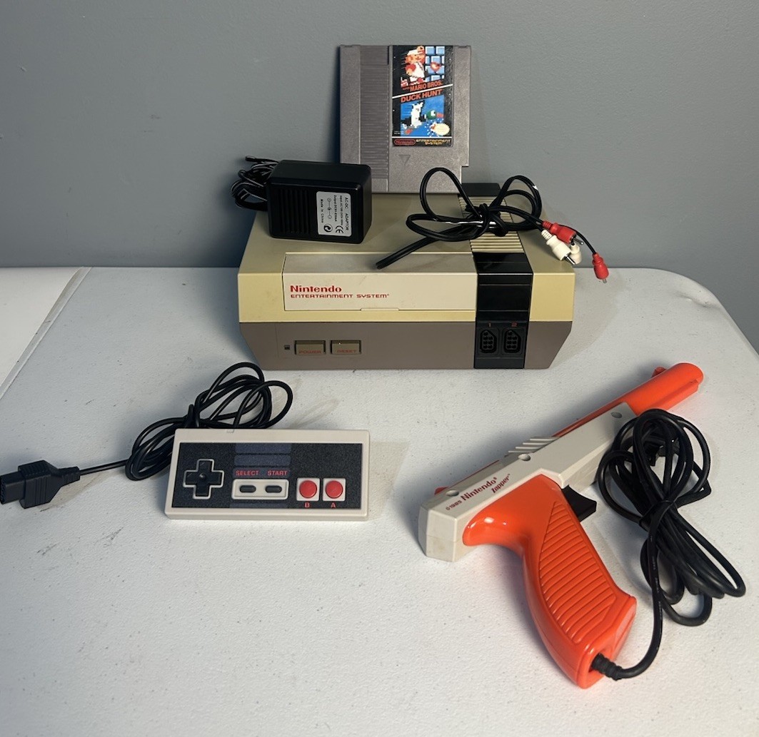 Original Nintendo Entertainment System NES Console w/ Controllers Light Gun Game