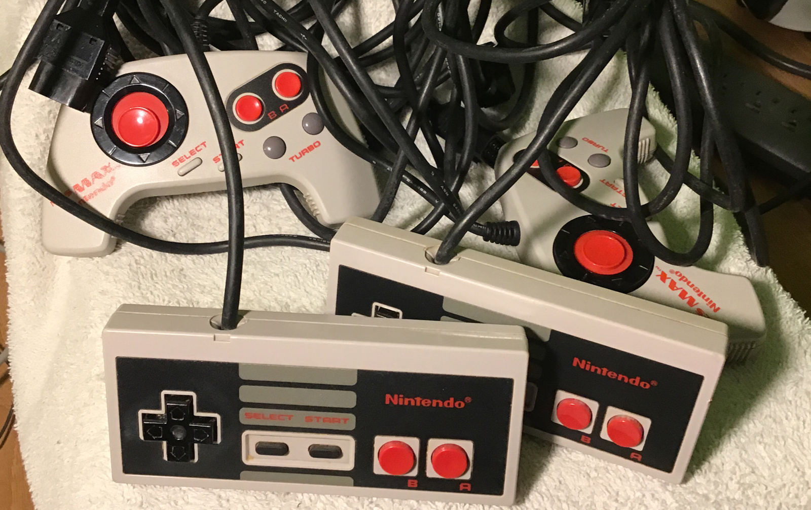 Nintendo NES Console 4 Controllers 2 Zappers Mario 3 Super Mario Bro Duck Hunt