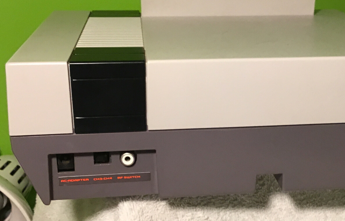 Nintendo NES Console 4 Controllers 2 Zappers Mario 3 Super Mario Bro Duck Hunt