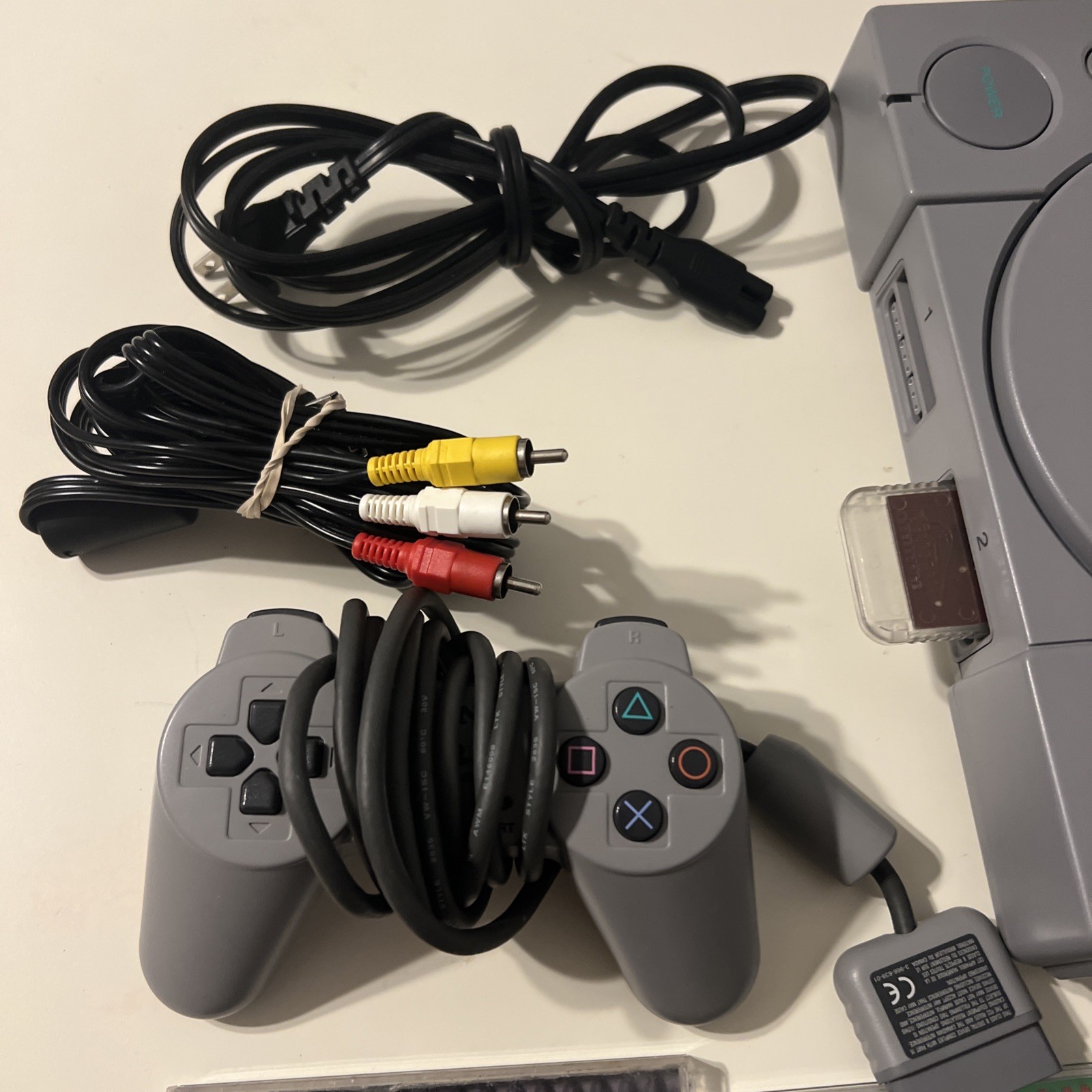 Sony PlayStation 1 console – 1 controller and 3 games. Memory card included Cord