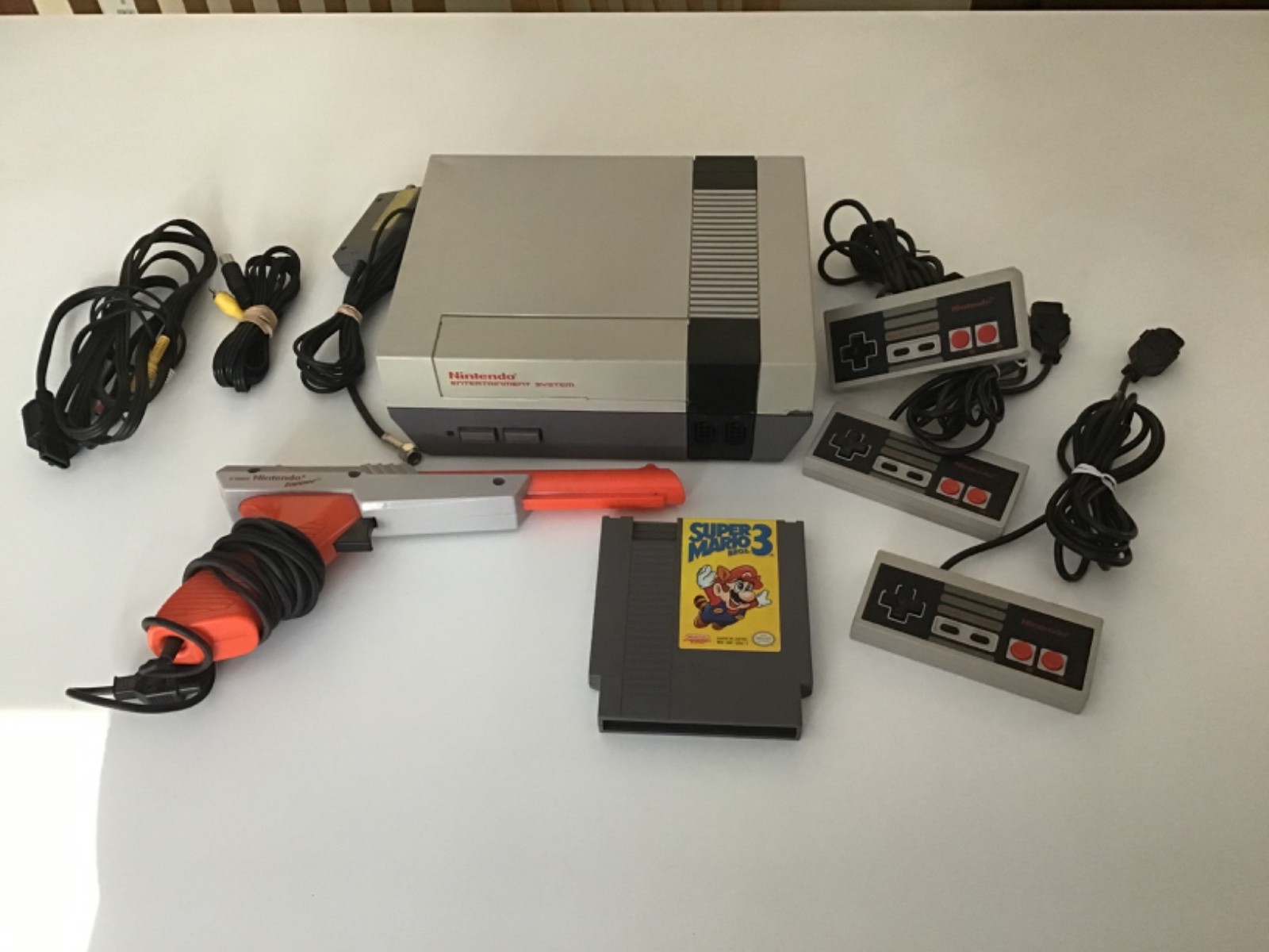 Original Nintendo NES Console NES-001 3 Controllers, Zapper, SUPER MARIO 3 1985