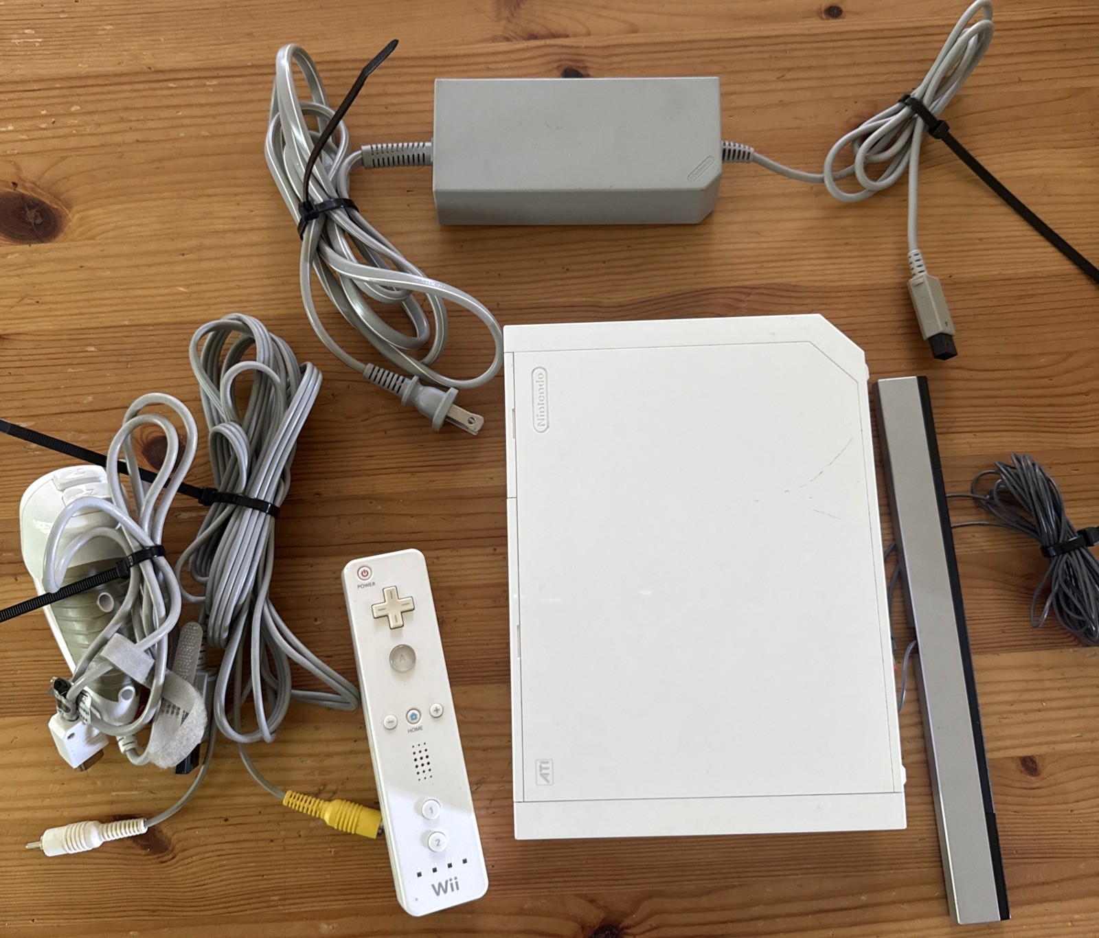 Nintnedo Wii Model RVL-001 Console Bundle – Tested