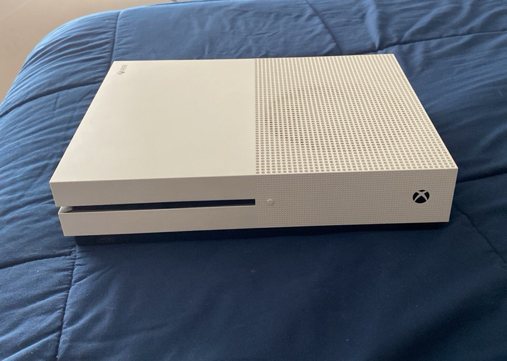 Xbox One S, 1 TB + 3 Controllers and Headset