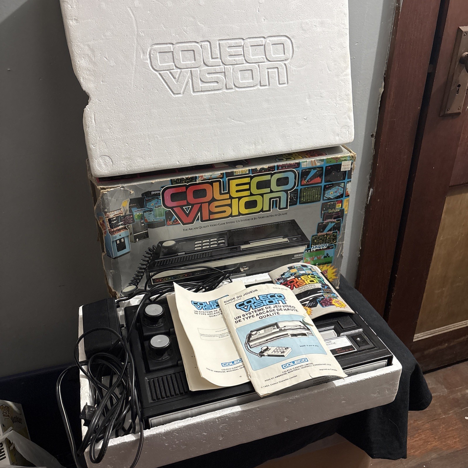 French/Canadian Colecovision with box/styrofoam, manual, 2 controllers, cables.