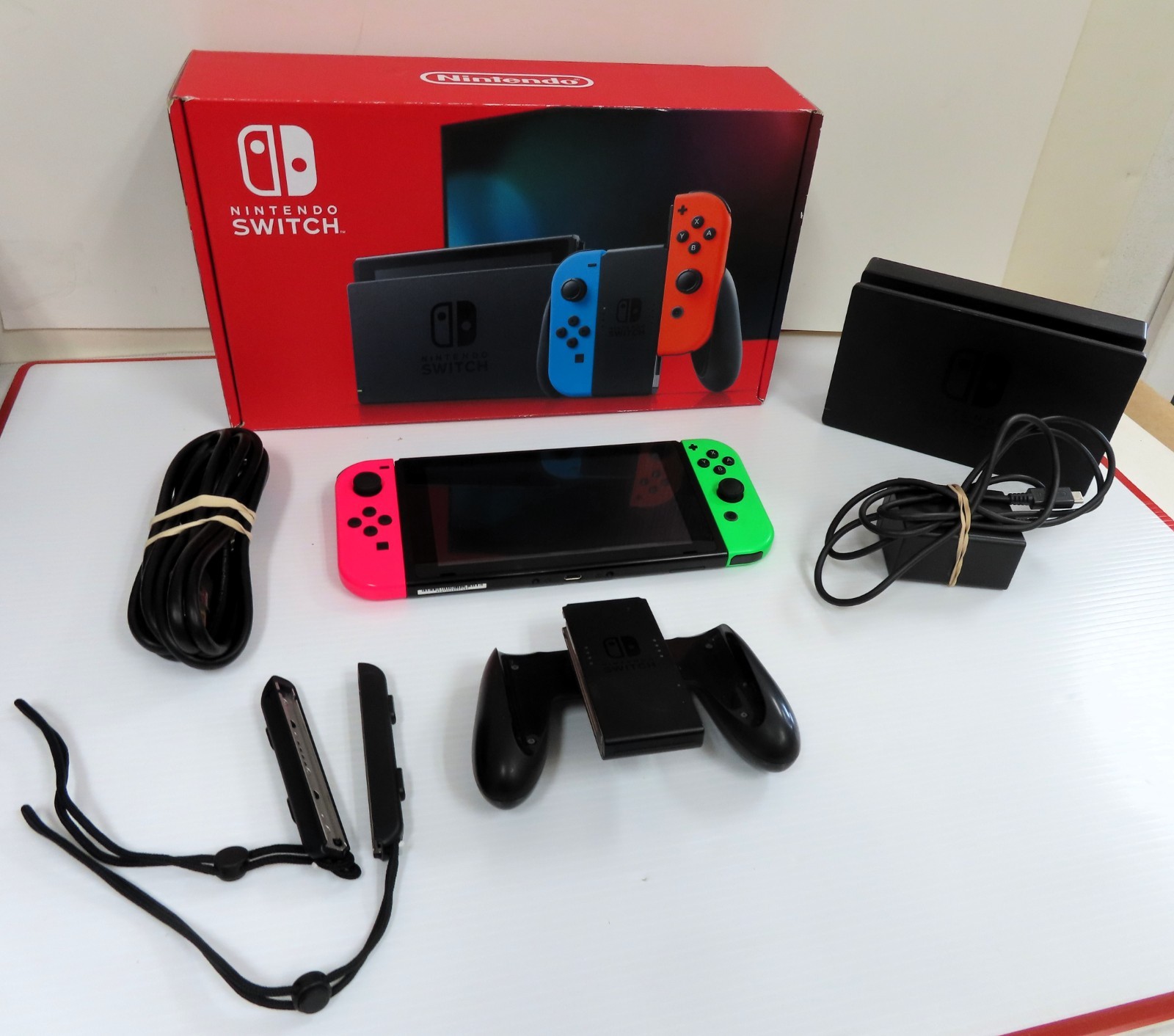NINTENDO SWITCH Video Game Console HAC-001(-01) ORIGINAL BOX Charger Accesories