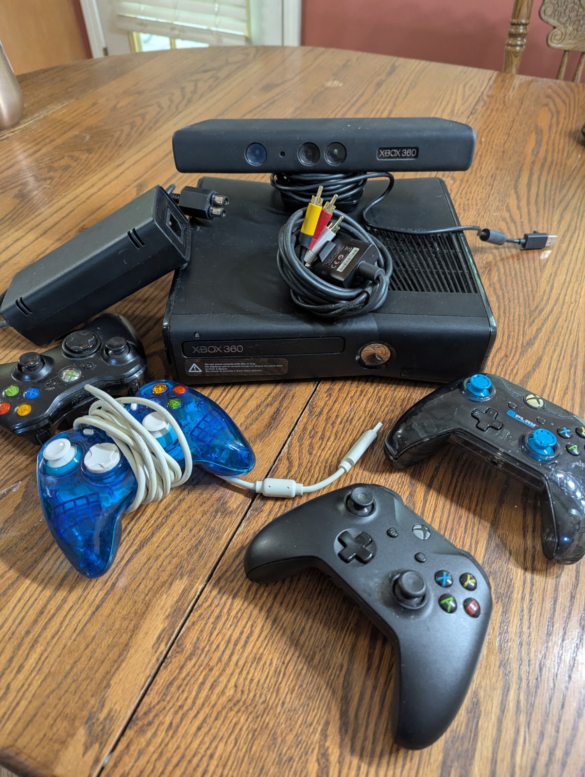 Black Xbox 360 w/ Console ,4 Remotes, Xbox 360 Kinect Sensor/Cords & 6 Games